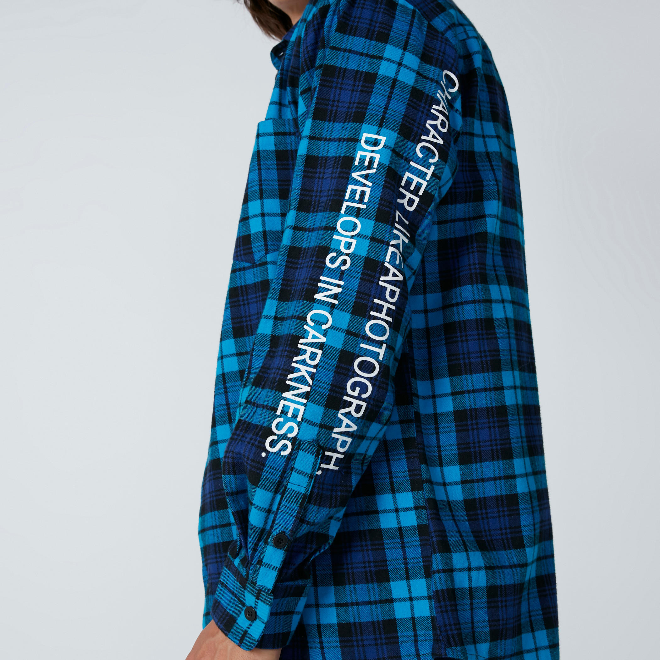 قميص كاروهات بأكمام طويلة بطبعات وجيب-men-clothing-shirts-image-5