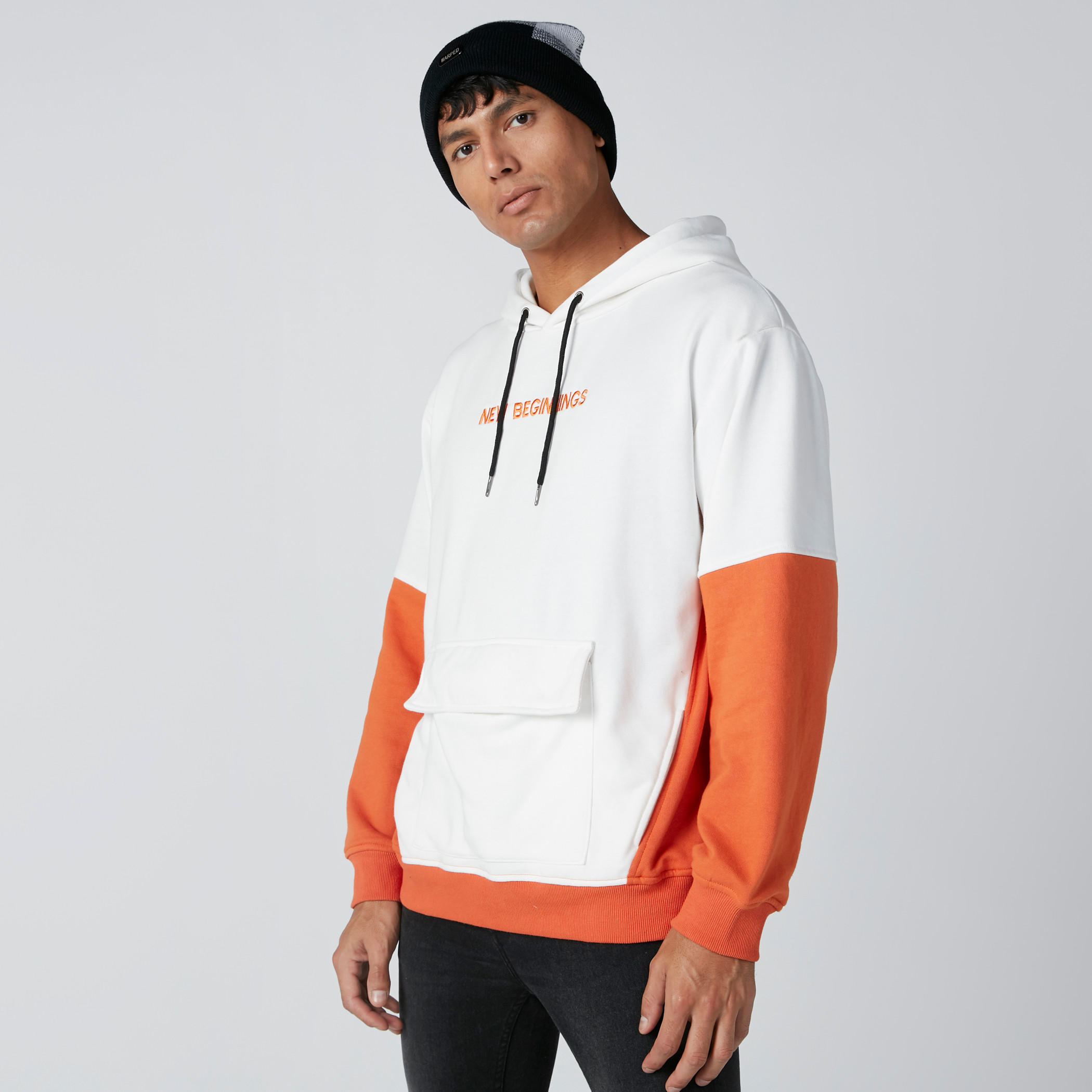 سويت شيرت مطرز بقبّعة وأكمام طويلة وجيوب-men-winterwear-hoodiesandsweatshirts-image-1