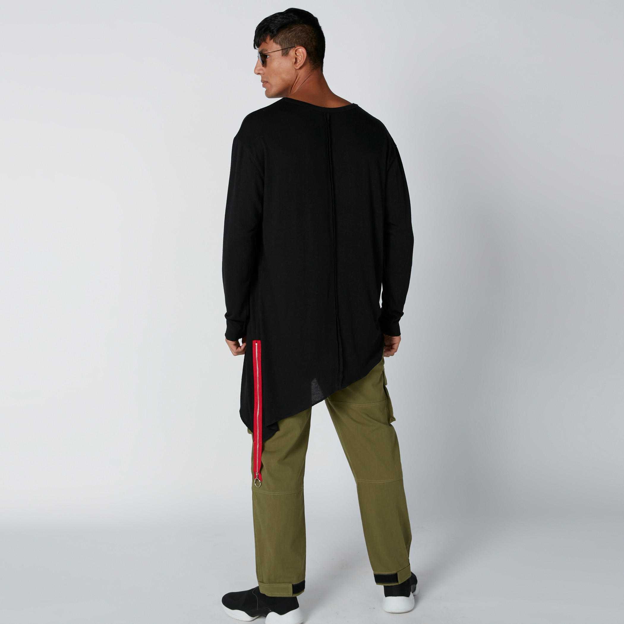 قميص طويل بأكمام طويلة وحوّاف غير مستوية-men-clothing-tshirtsandpolos-tshirts-image-2
