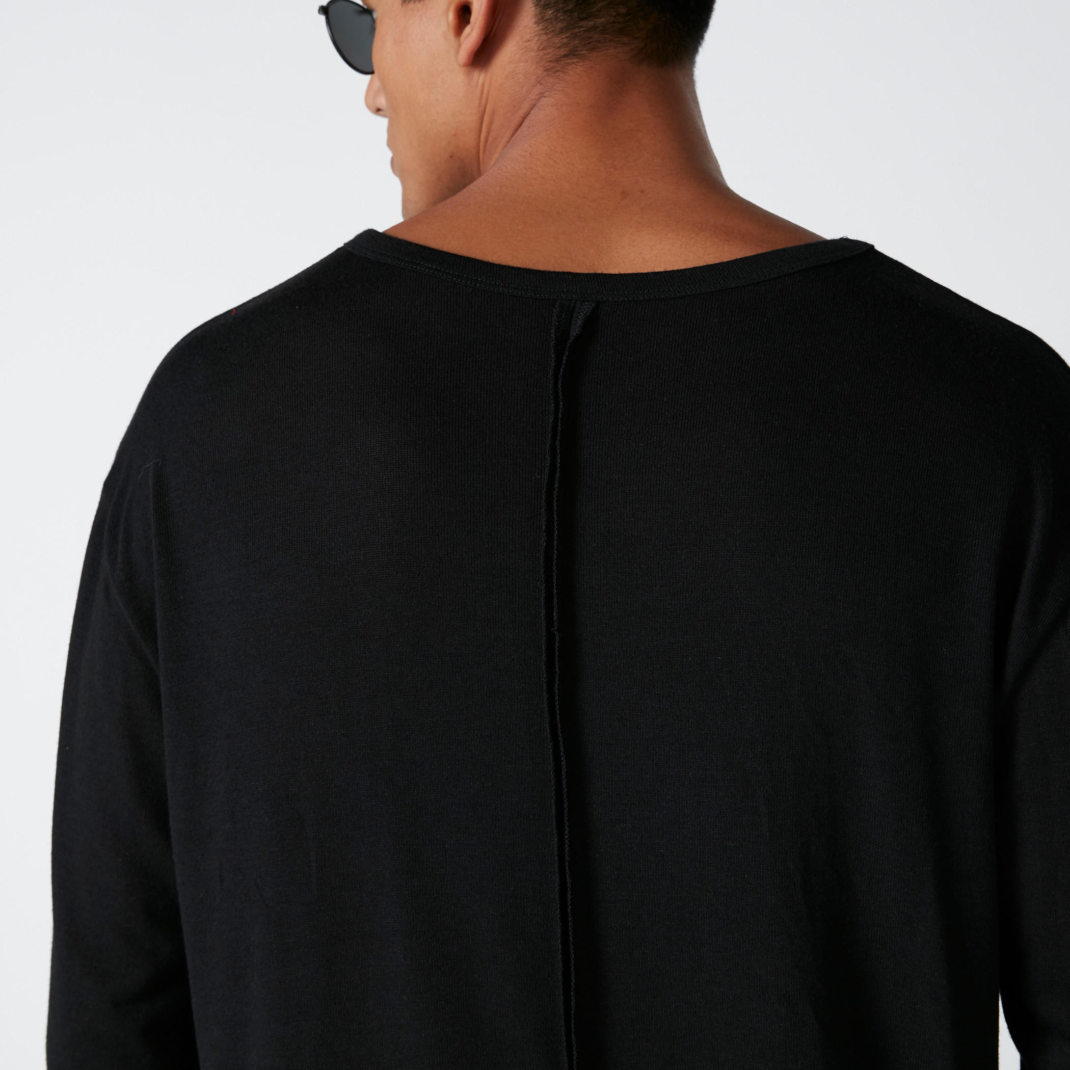 قميص طويل بأكمام طويلة وحوّاف غير مستوية-men-clothing-tshirtsandpolos-tshirts-image-5