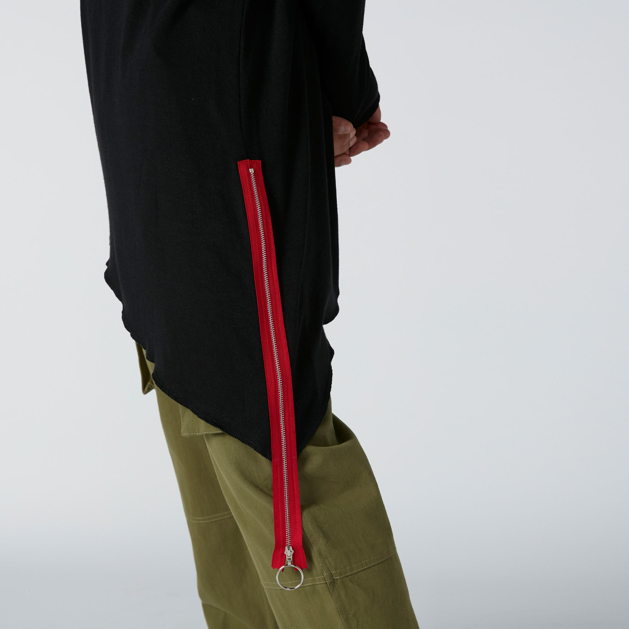 قميص طويل بأكمام طويلة وحوّاف غير مستوية-men-clothing-tshirtsandpolos-tshirts-image-6