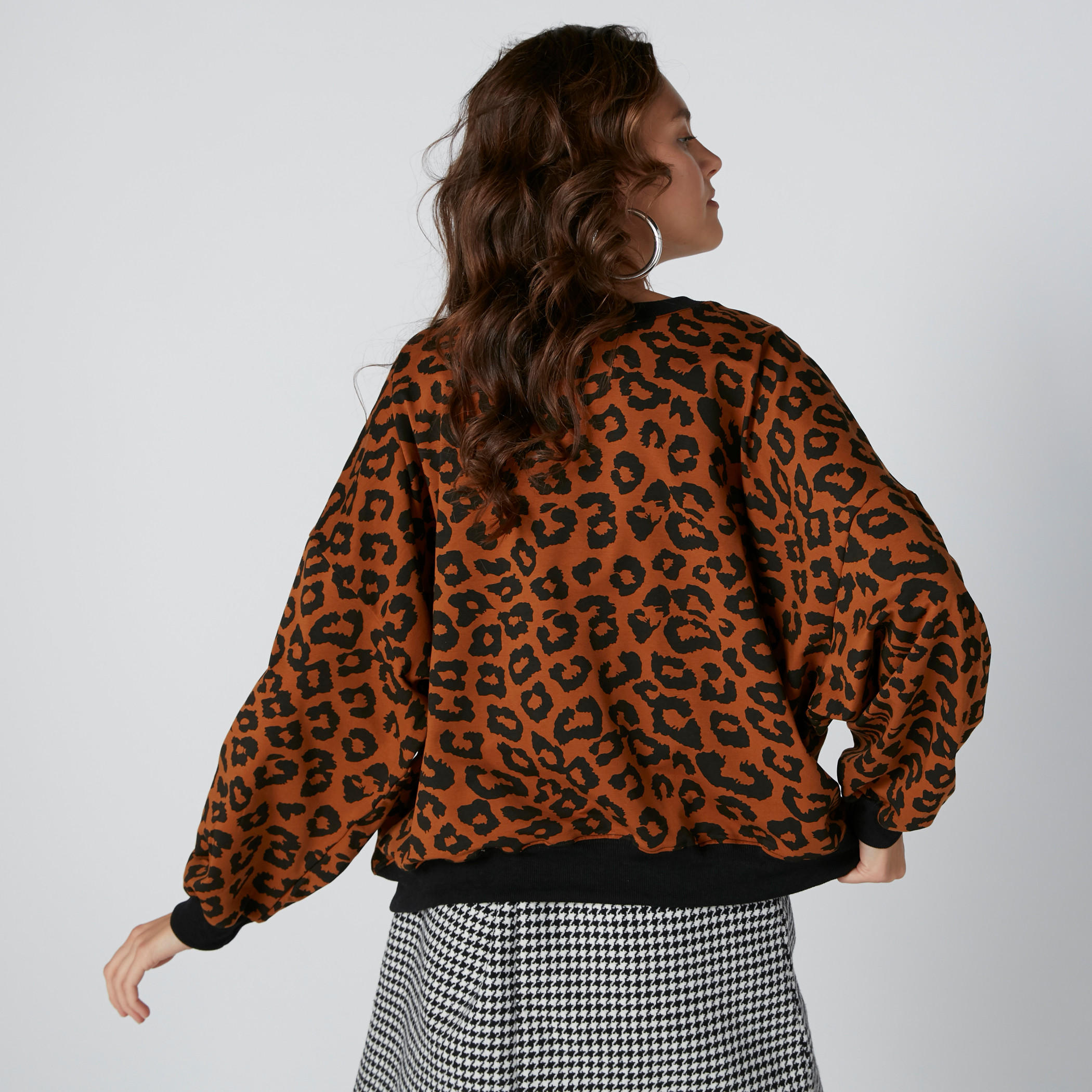 سويت شيرت فضفاض بأكمام طويلة وطبعات-women-clothing-hoodiesandsweatshirts-sweatshirts-image-2
