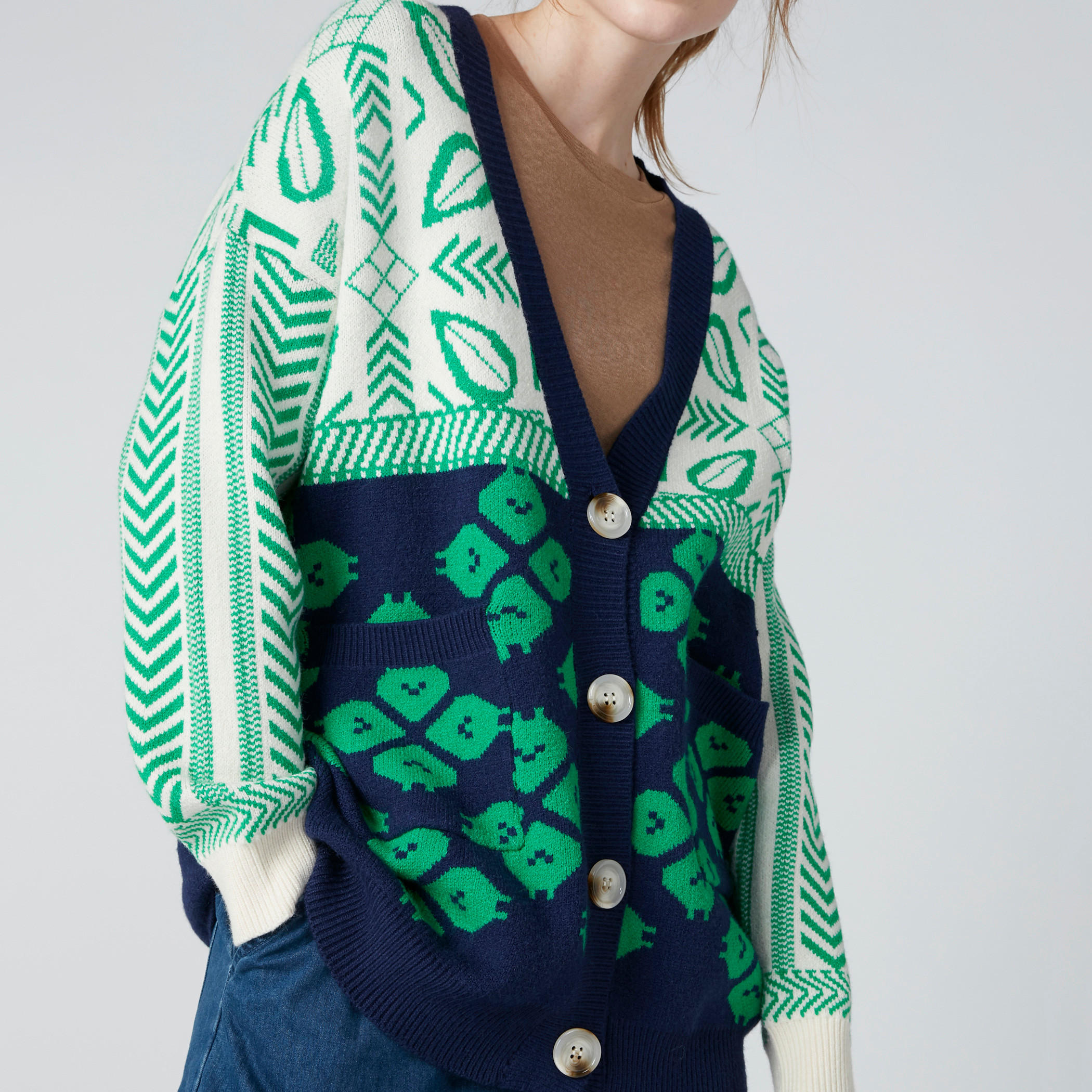 سويتر بياقة V وأكتاف منسدلة وزر إغلاق وطبعات-women-clothing-cardigansandjumpers-jumpers-image-5