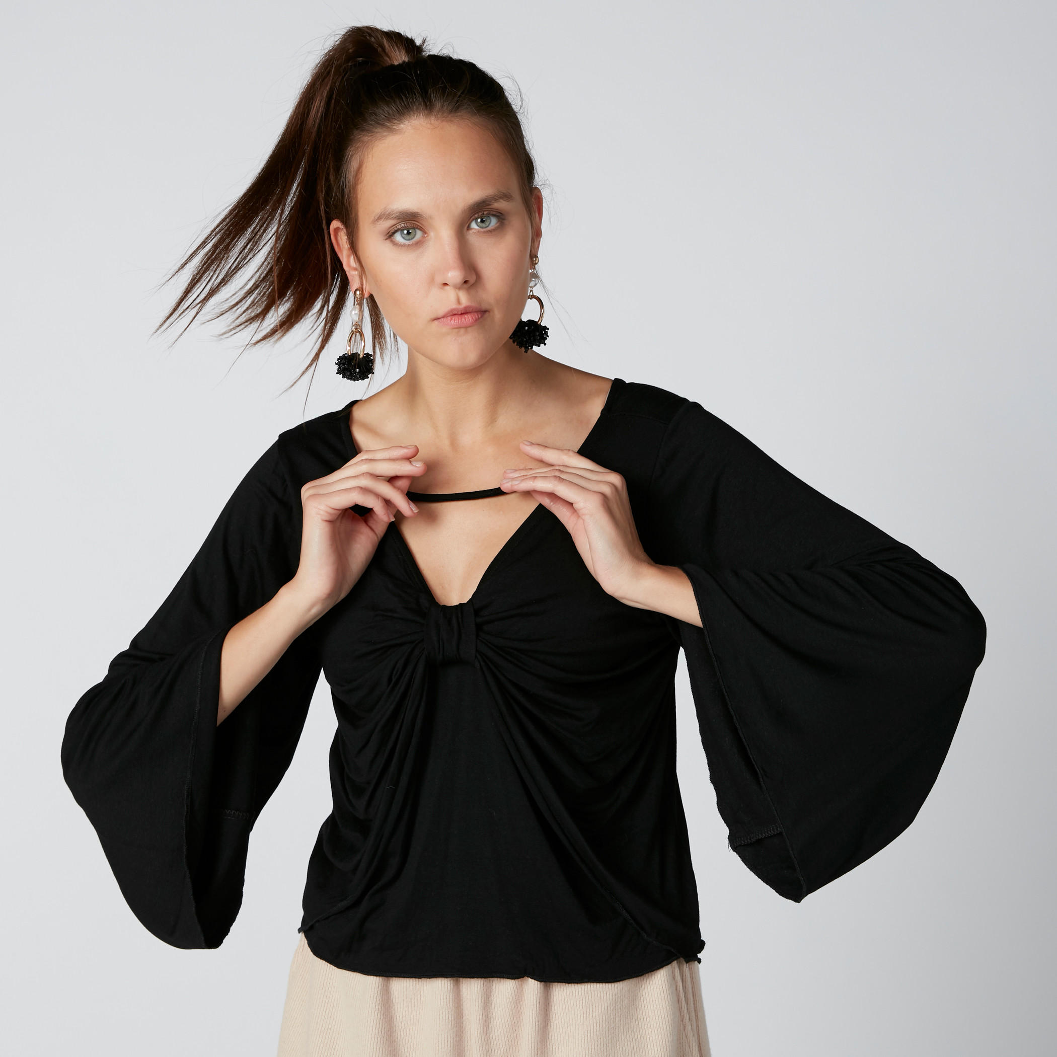 بلوزة بياقة V وأكمام واسعة وتفاصيل مثنية-women-clothing-shirtsandblouses-blouses-image-1