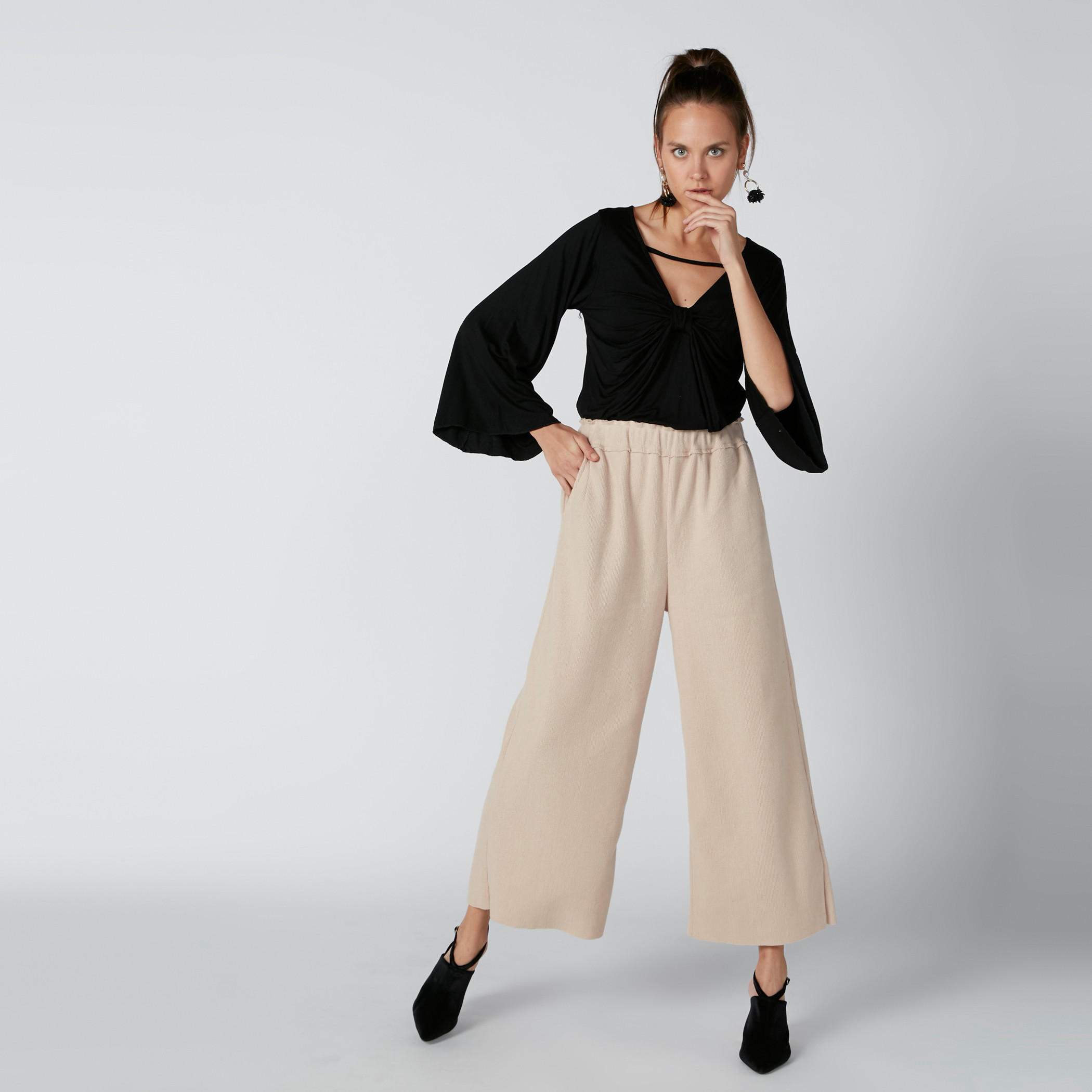 بلوزة بياقة V وأكمام واسعة وتفاصيل مثنية-women-clothing-shirtsandblouses-blouses-image-2
