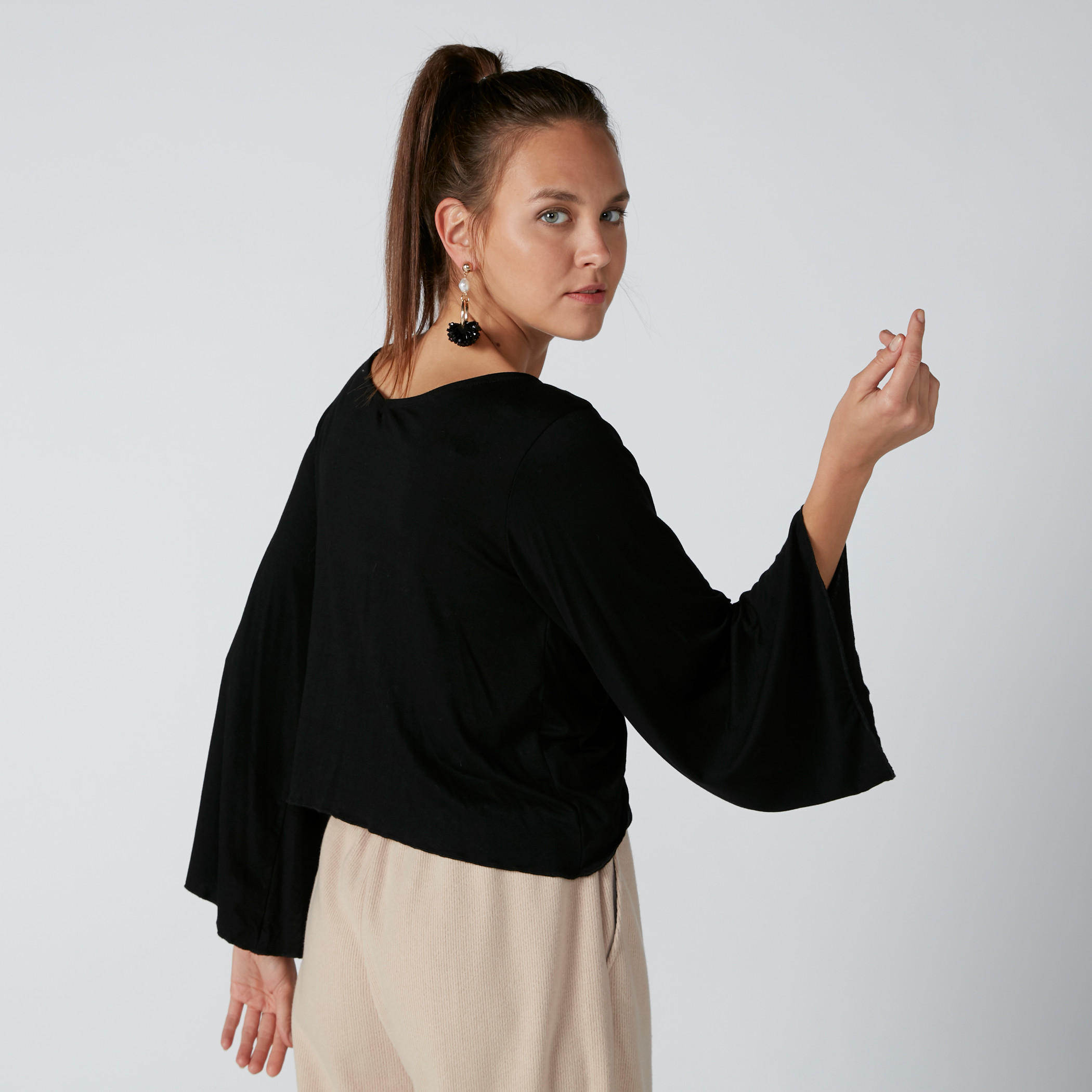 بلوزة بياقة V وأكمام واسعة وتفاصيل مثنية-women-clothing-shirtsandblouses-blouses-image-3