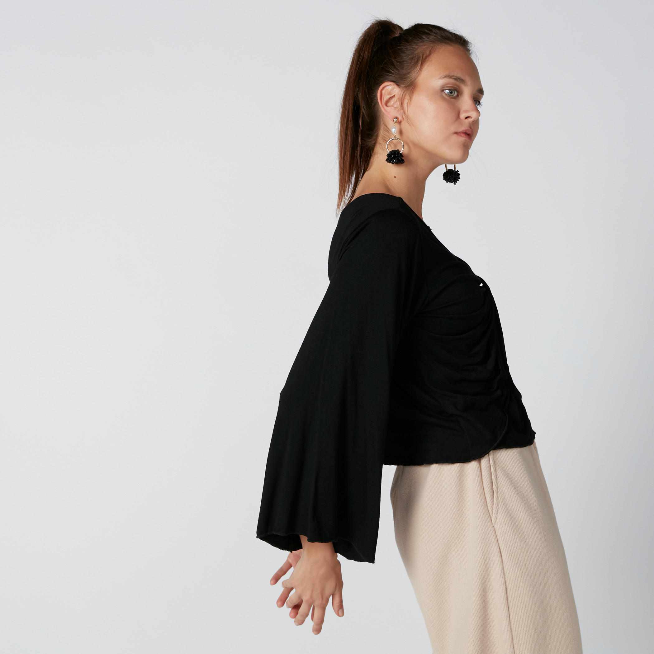 بلوزة بياقة V وأكمام واسعة وتفاصيل مثنية-women-clothing-shirtsandblouses-blouses-image-5