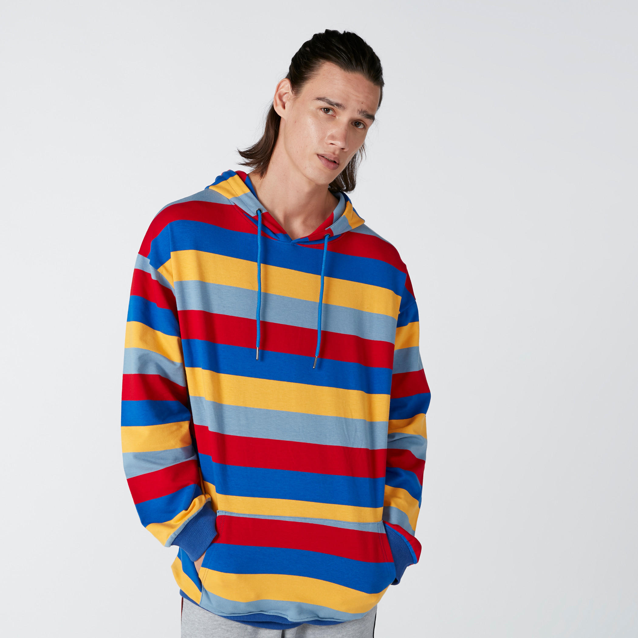 سويت شيرت مقلّم بقبعة وأكمام طويلة-men-winterwear-hoodiesandsweatshirts-image-1