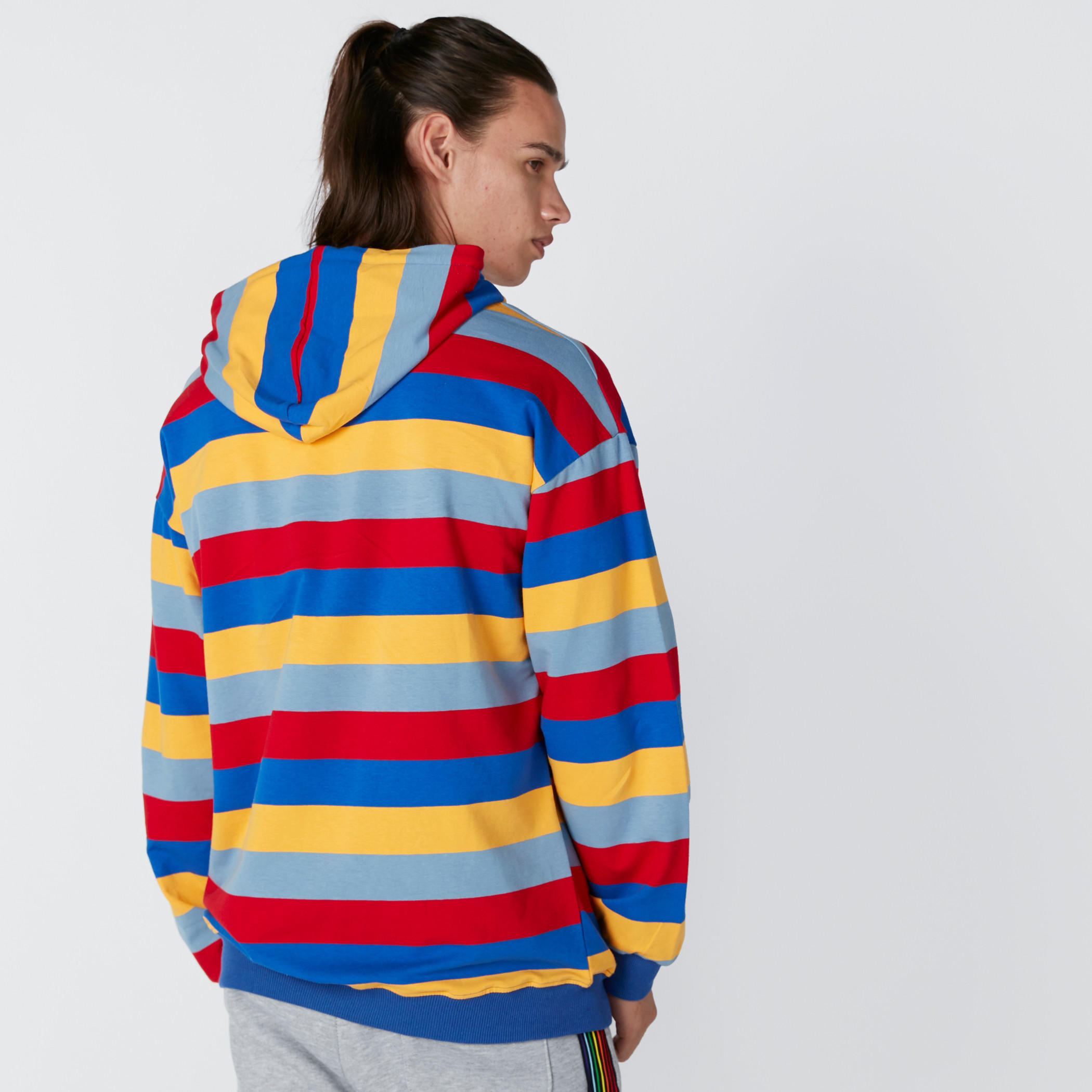 سويت شيرت مقلّم بقبعة وأكمام طويلة-men-winterwear-hoodiesandsweatshirts-image-2