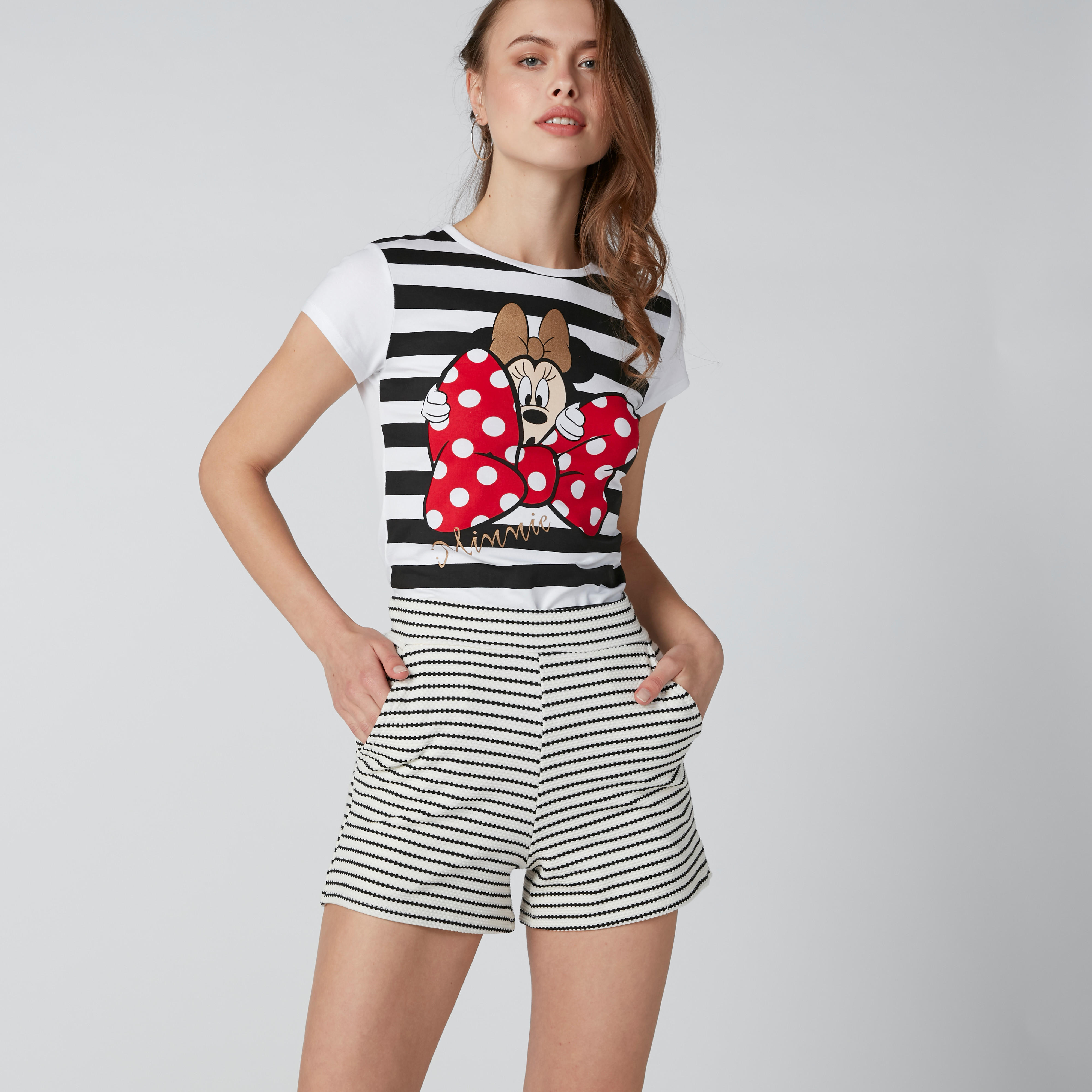شورت مقلّم بقصّة عادية وخصر متوسط الارتفاع وجيوب-women-clothing-bottoms-shorts-image-1