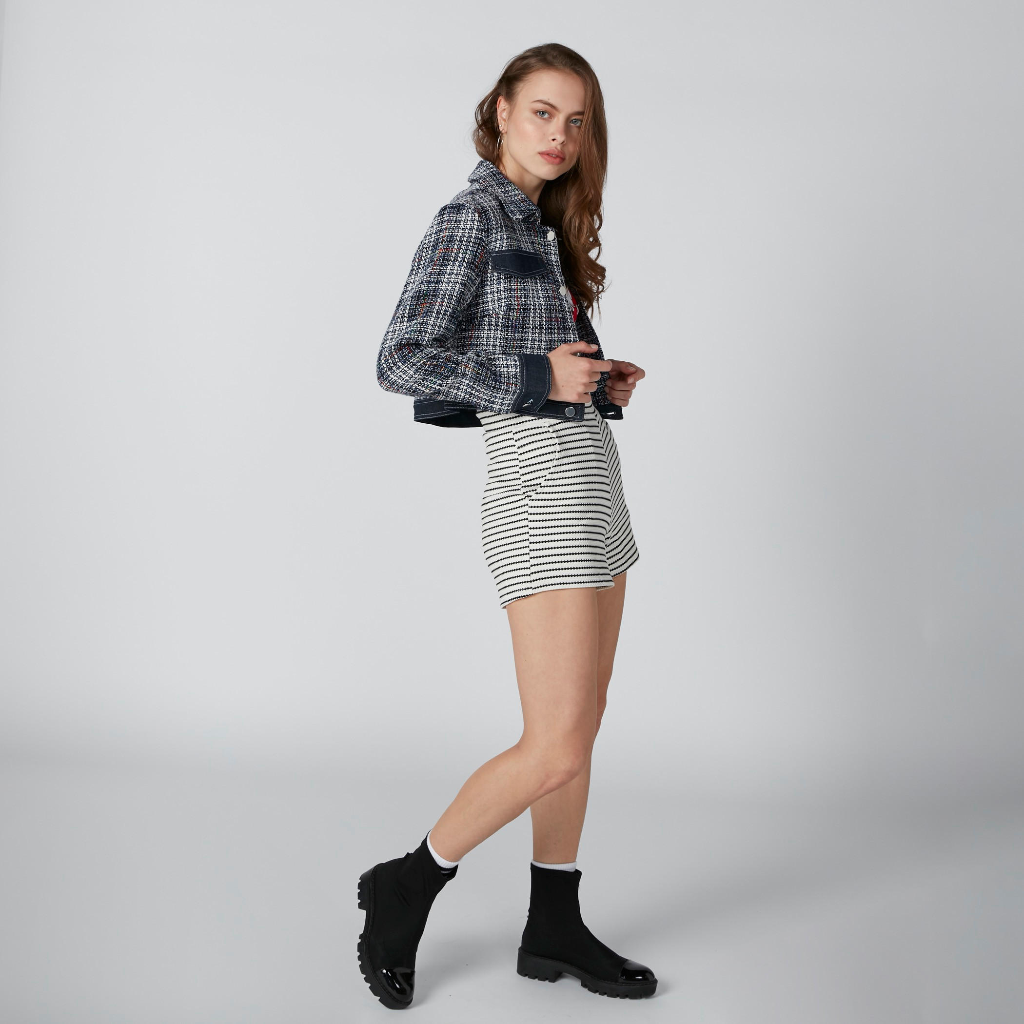 شورت مقلّم بقصّة عادية وخصر متوسط الارتفاع وجيوب-women-clothing-bottoms-shorts-image-2
