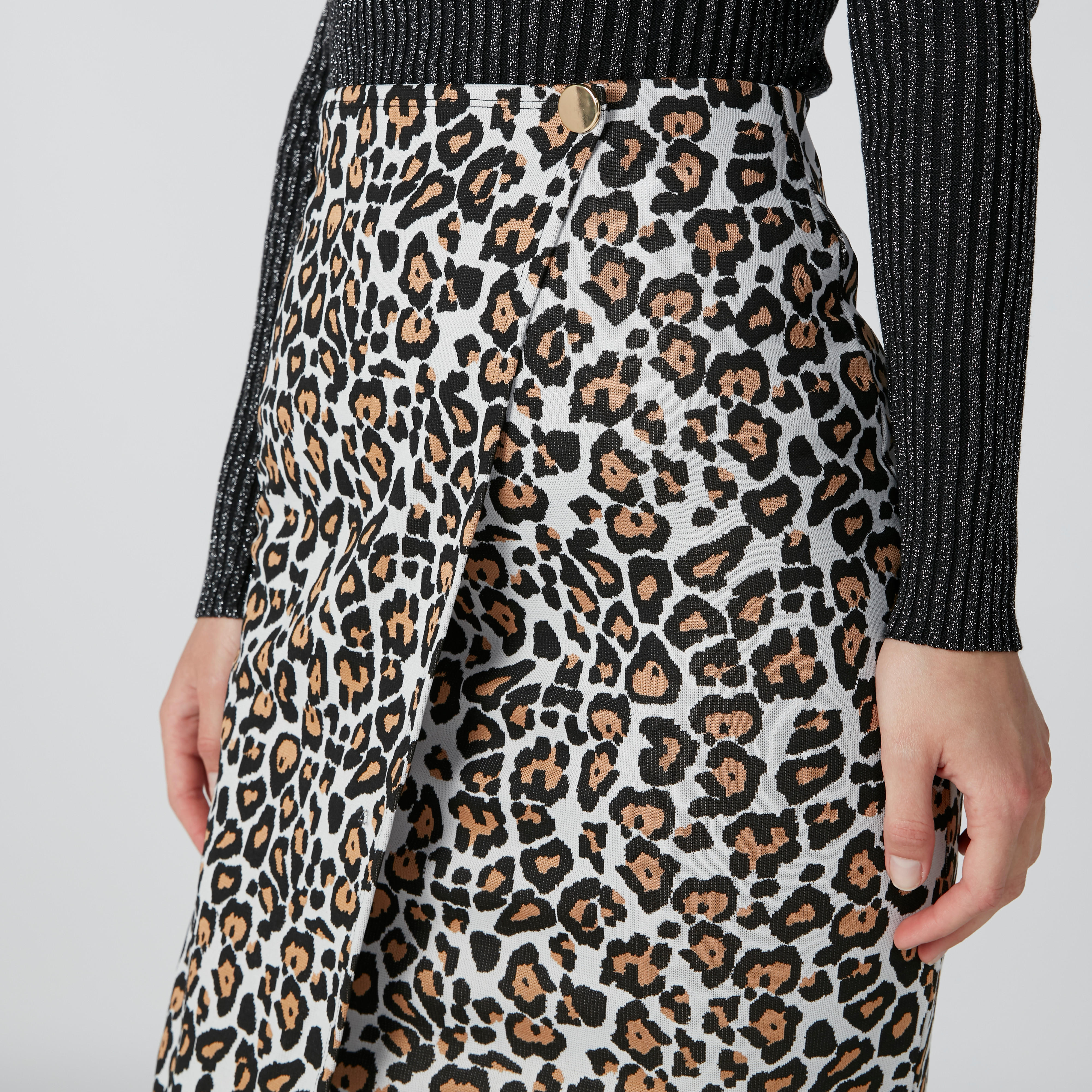 تنورة قصيرة ملفوفة بزر إغلاق وطبعات-women-clothing-bottoms-skirts-image-5