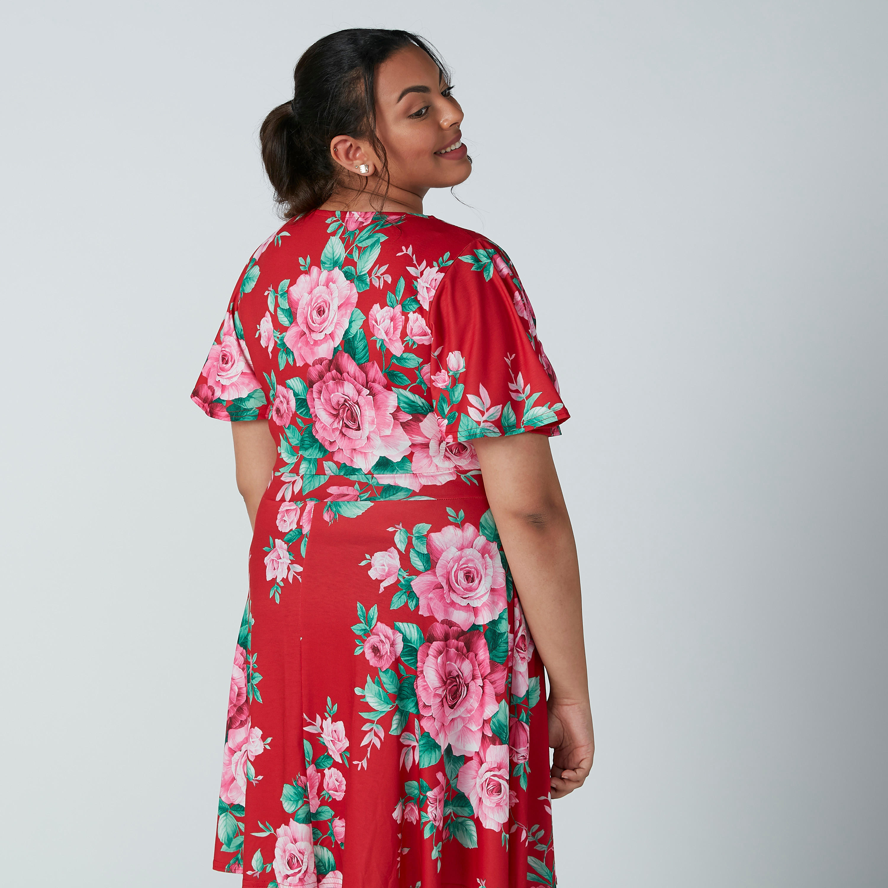 فستان إيه لاين متوسط الطول بياقة V وأكمام قصيرة وطبعات زهرية-women-clothing-dresses-image-4