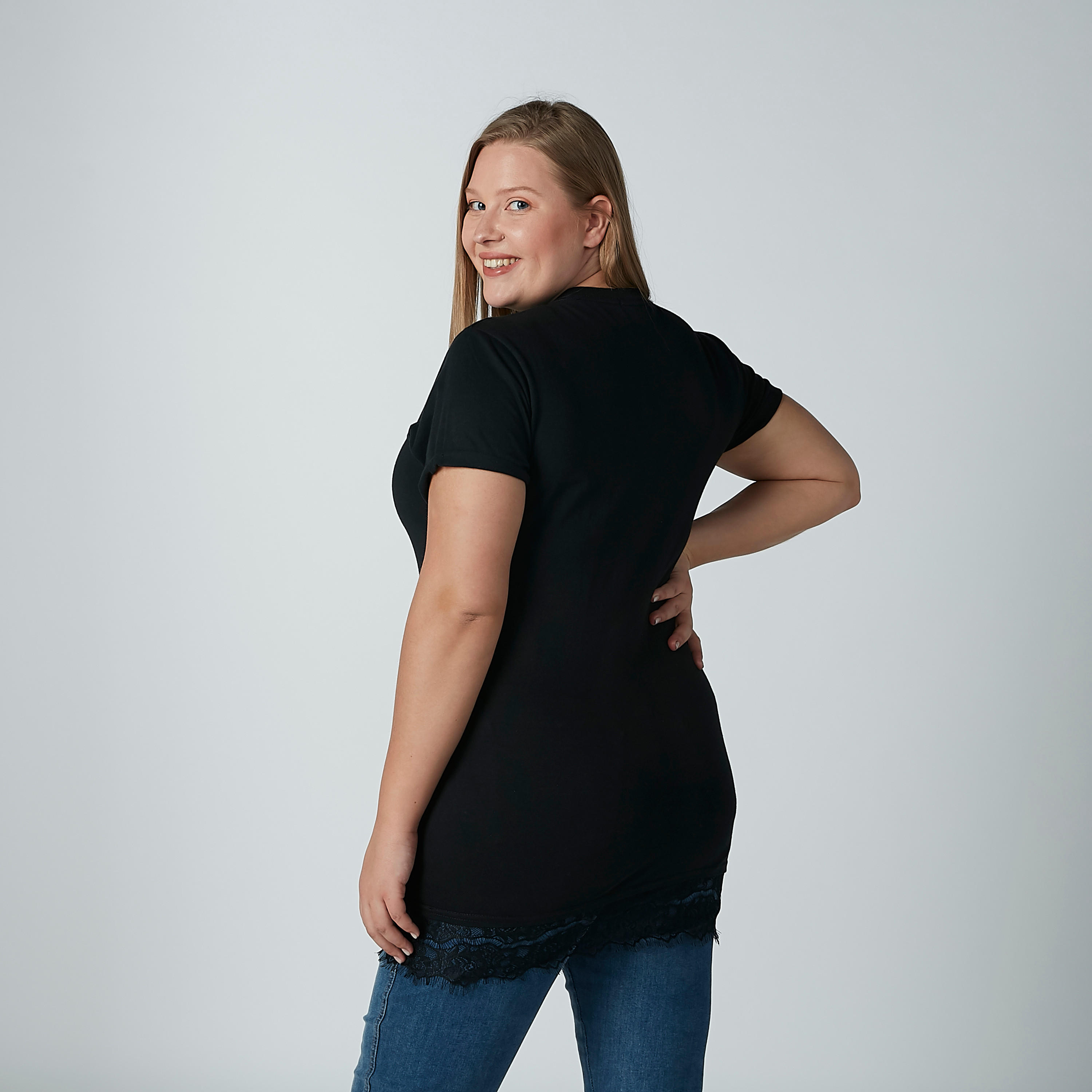 بلوزة طويلة بأكمام قصيرة وتفاصيل دانتيل-women-clothing-tshirts-image-4