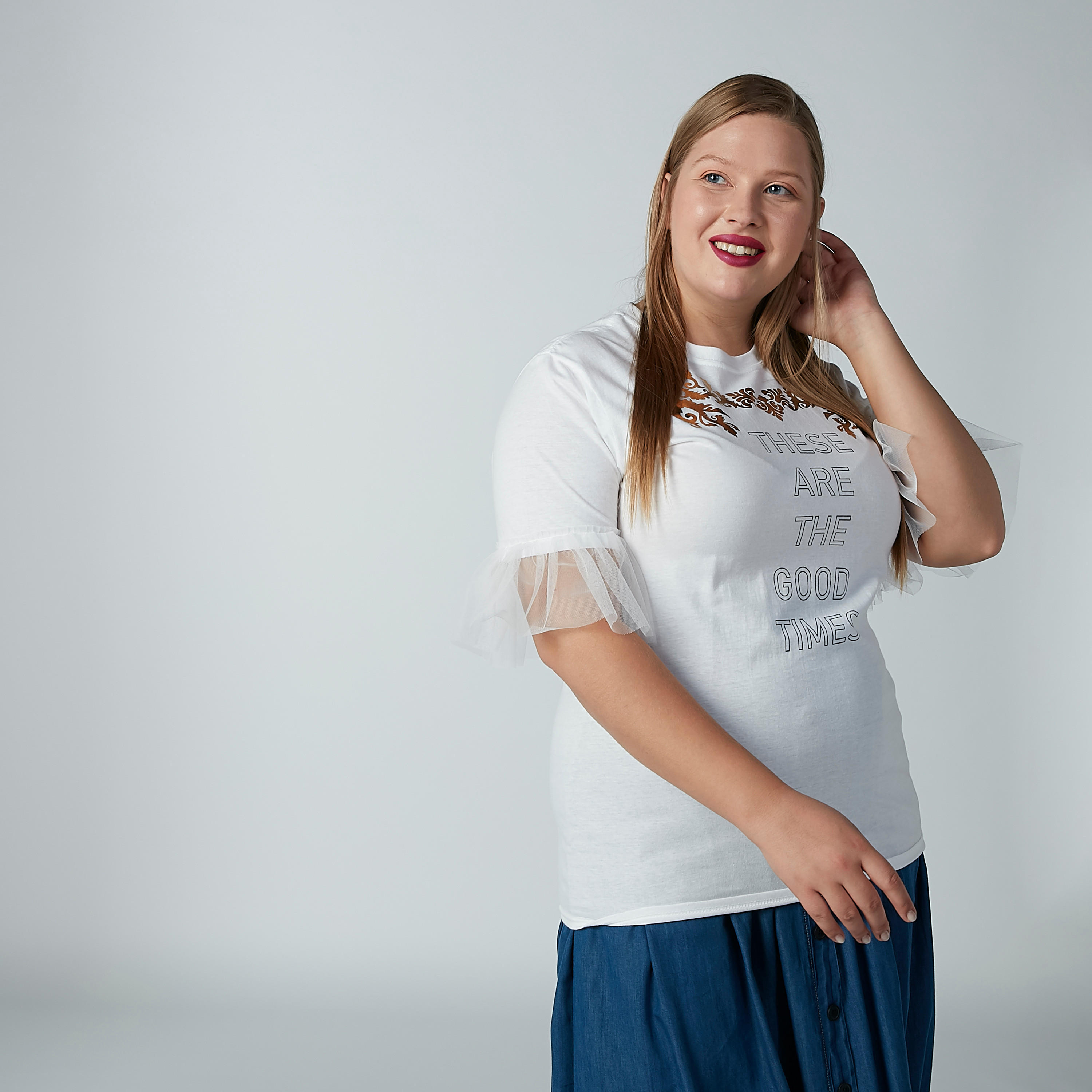 بلوزة بأكمام قصيرة وتفاصيل كشكش وطبعات-women-clothing-tshirts-image-2