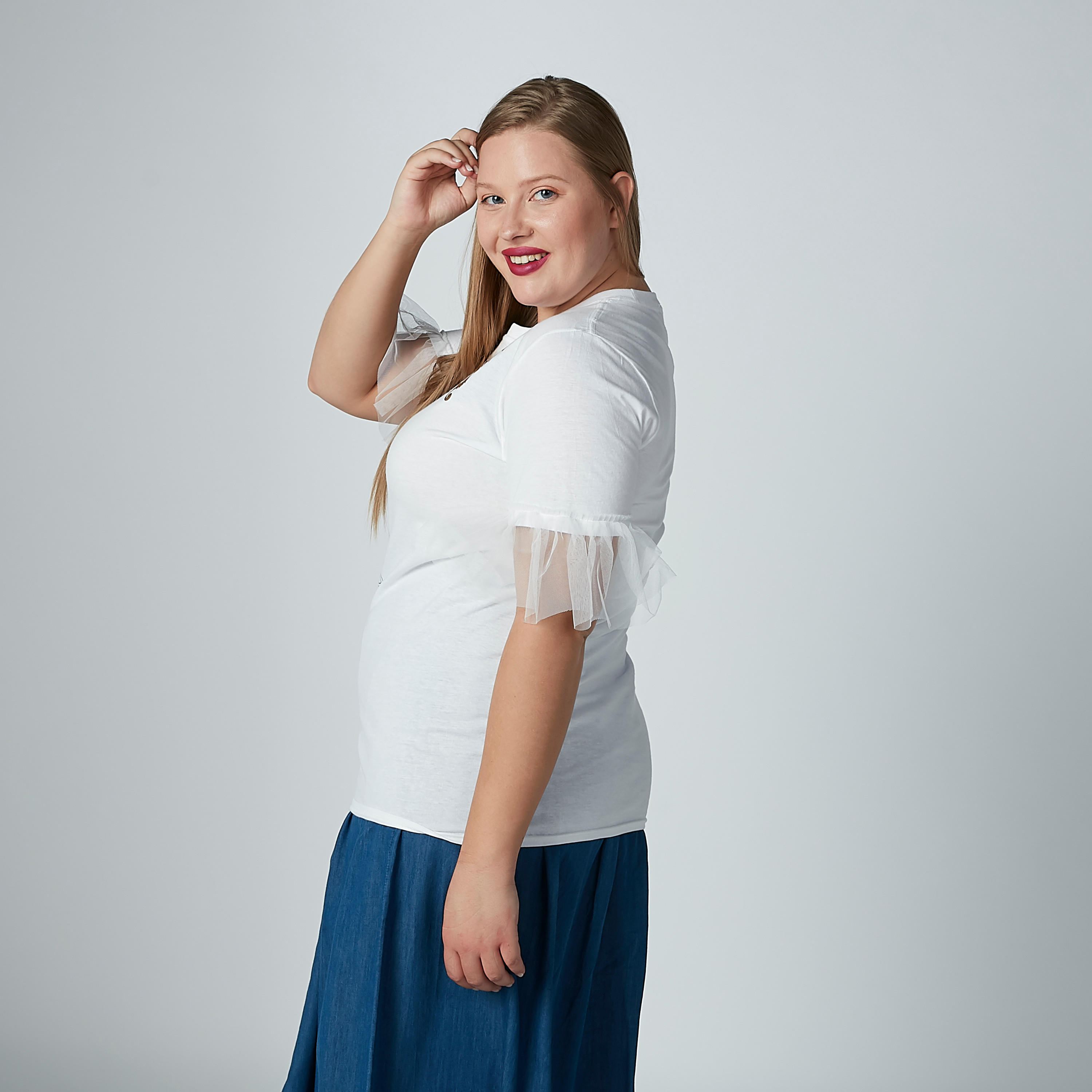 بلوزة بأكمام قصيرة وتفاصيل كشكش وطبعات-women-clothing-tshirts-image-3