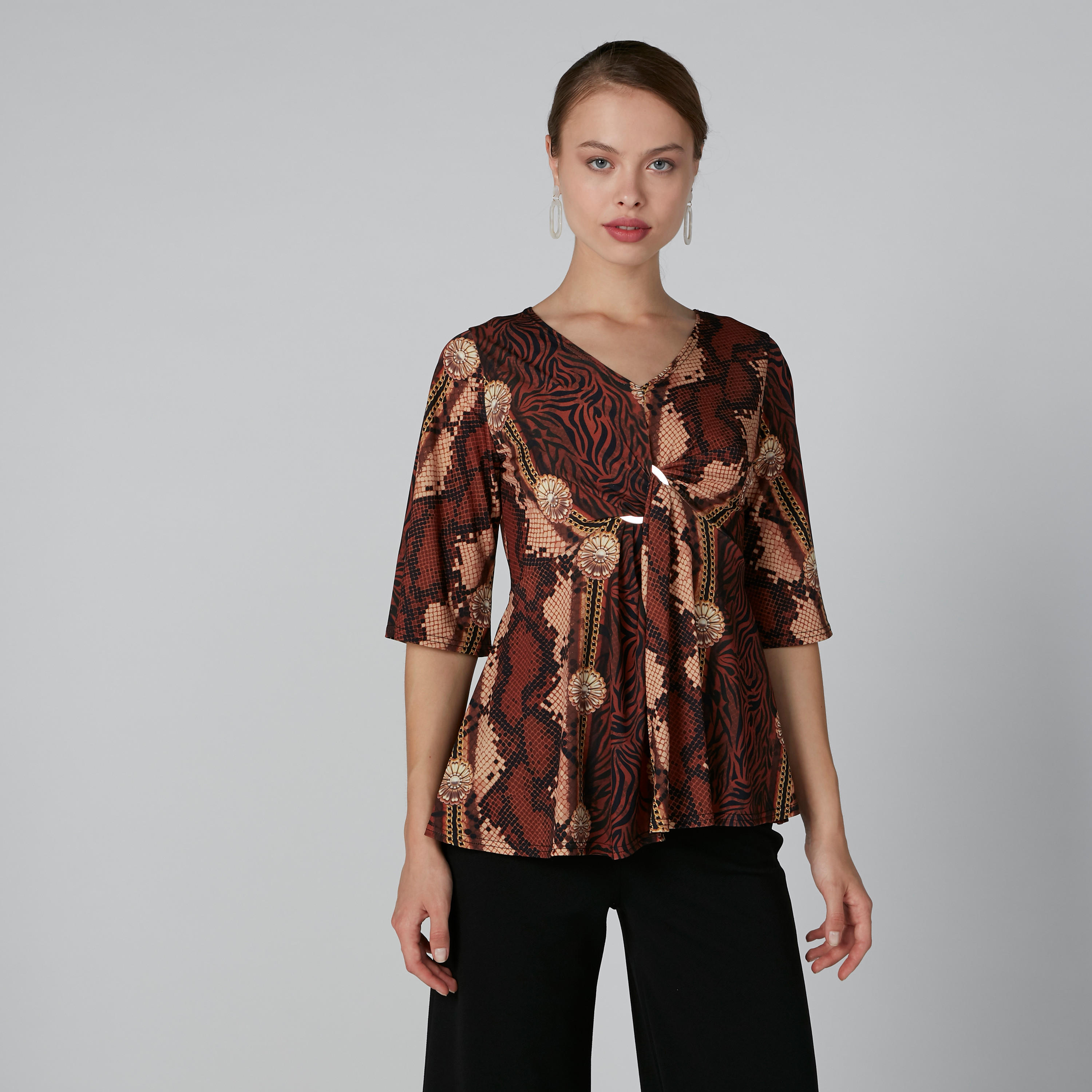 بلوزة بياقة V وأكمام قصيرة وطبعات-women-clothing-shirtsandblouses-blouses-image-1
