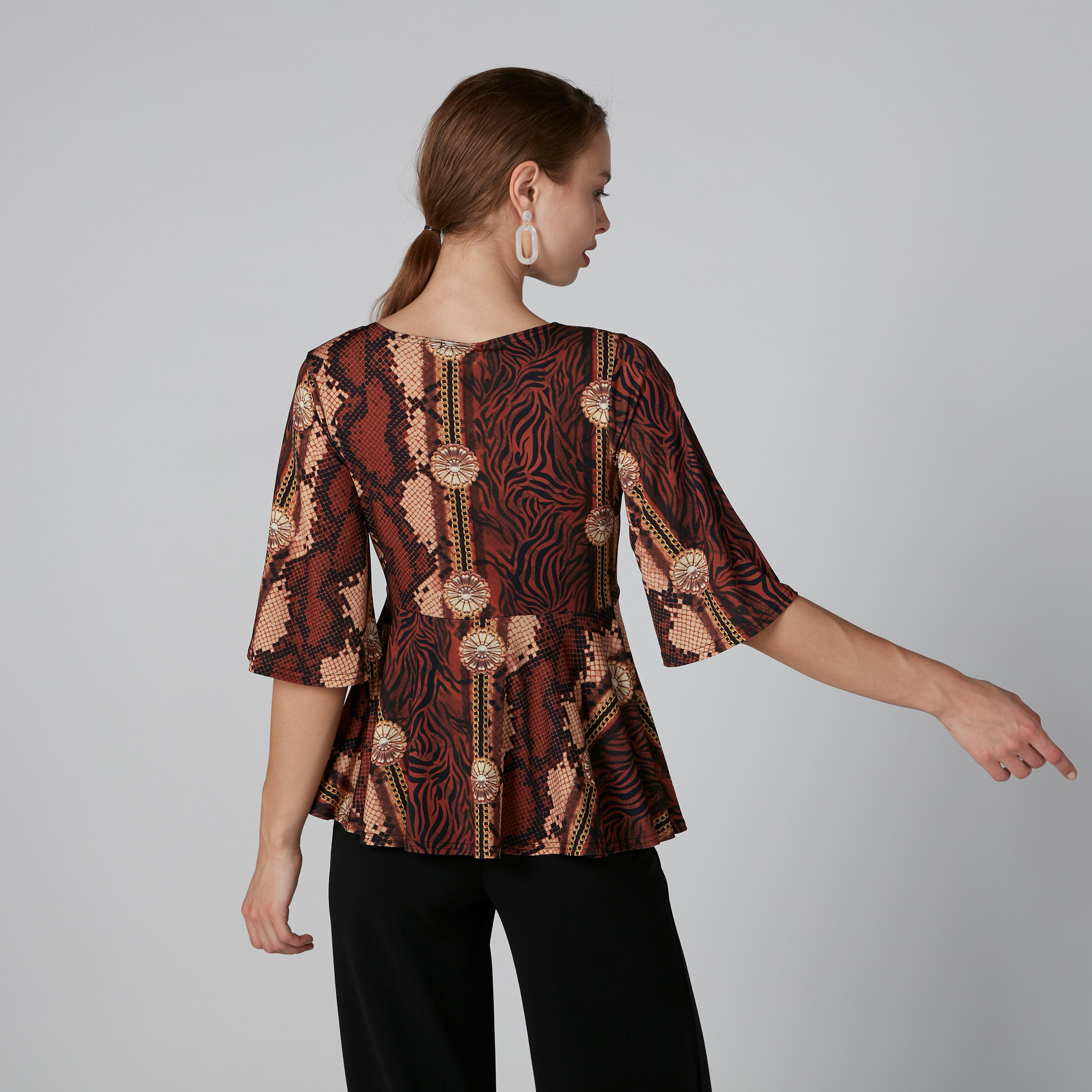 بلوزة بياقة V وأكمام قصيرة وطبعات-women-clothing-shirtsandblouses-blouses-image-2