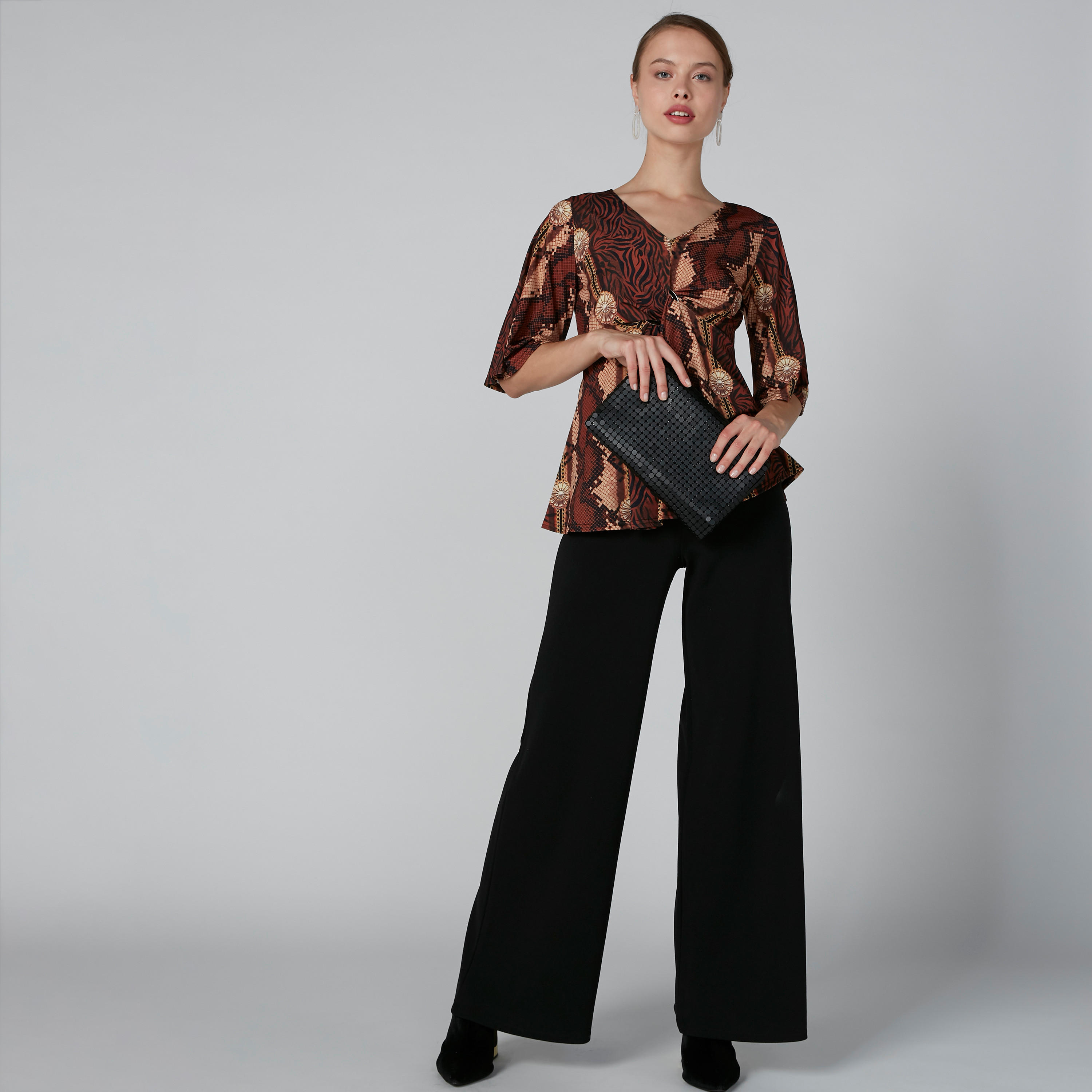 بلوزة بياقة V وأكمام قصيرة وطبعات-women-clothing-shirtsandblouses-blouses-image-3