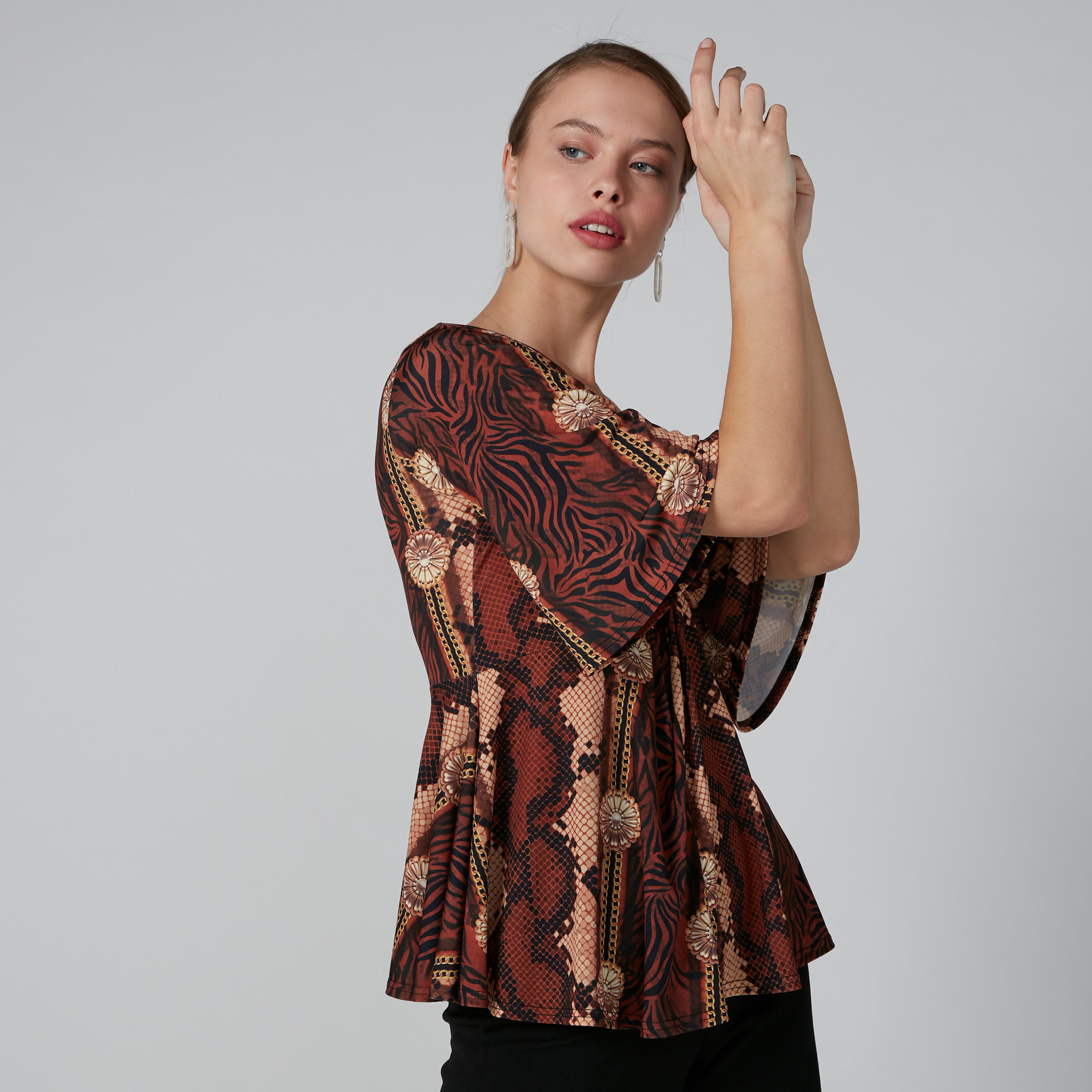 بلوزة بياقة V وأكمام قصيرة وطبعات-women-clothing-shirtsandblouses-blouses-image-4