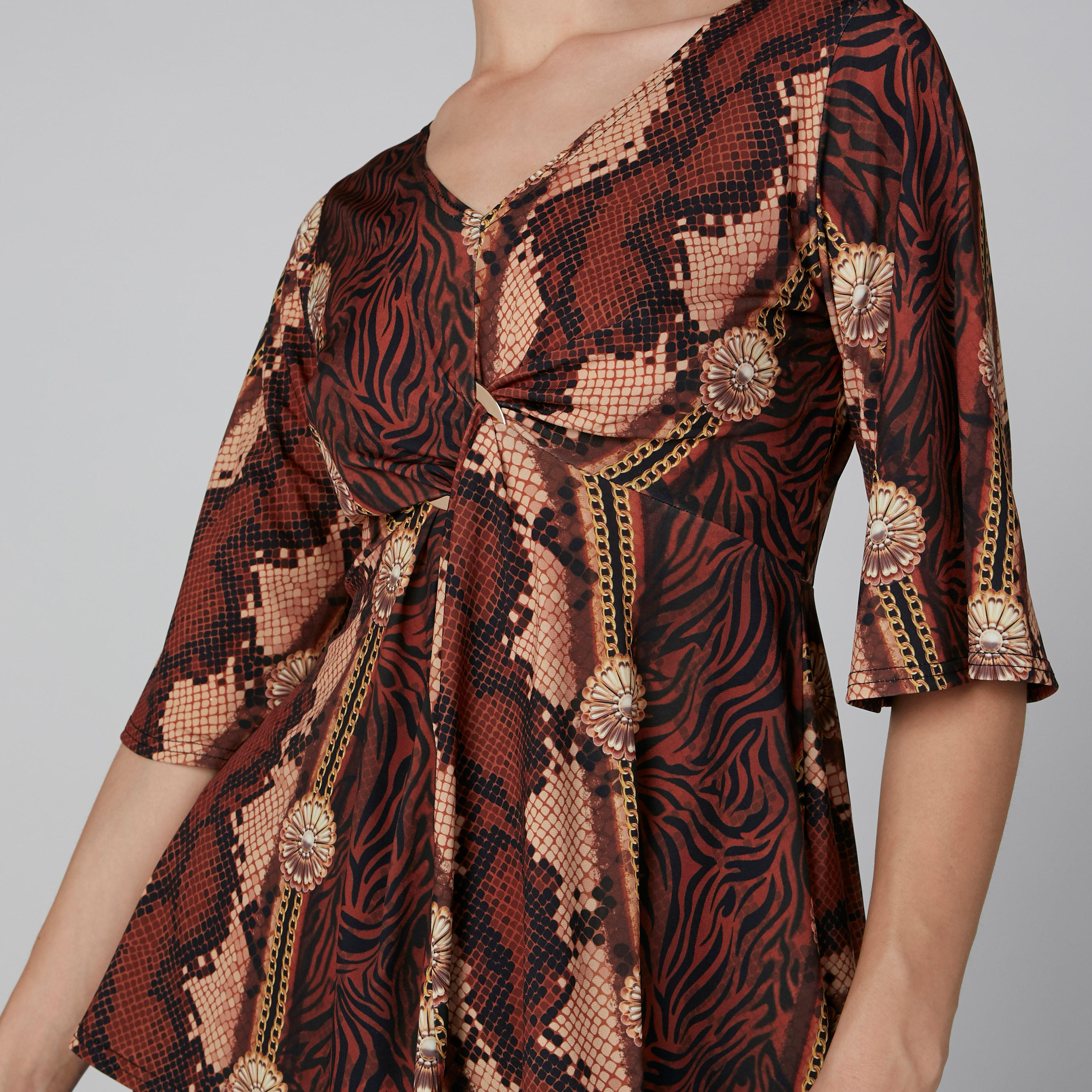 بلوزة بياقة V وأكمام قصيرة وطبعات-women-clothing-shirtsandblouses-blouses-image-5