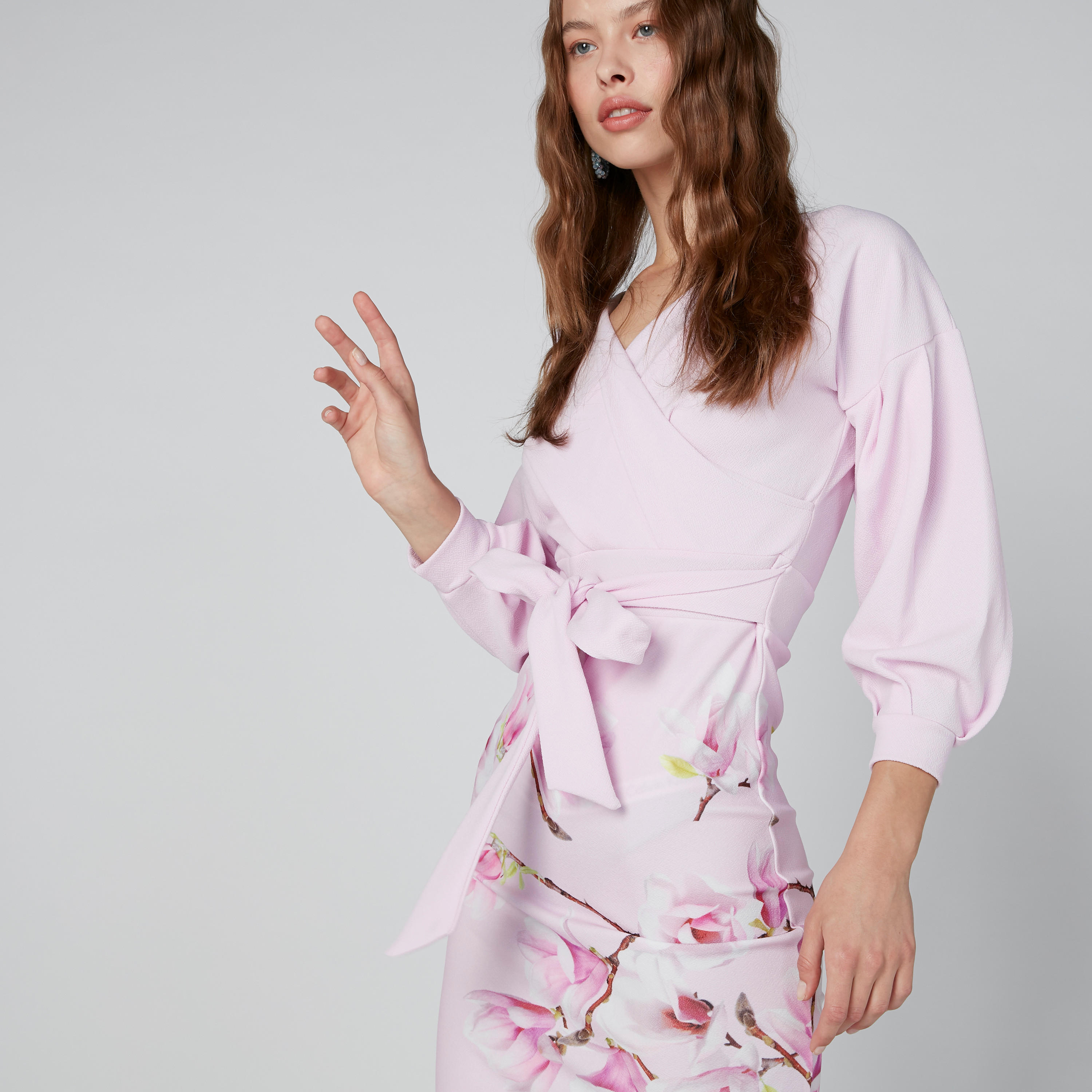 فستان متوسط الطول بقصّة ضيّقة وأكمام طويلة وطبعات زهرية-women-clothing-dresses-image-1