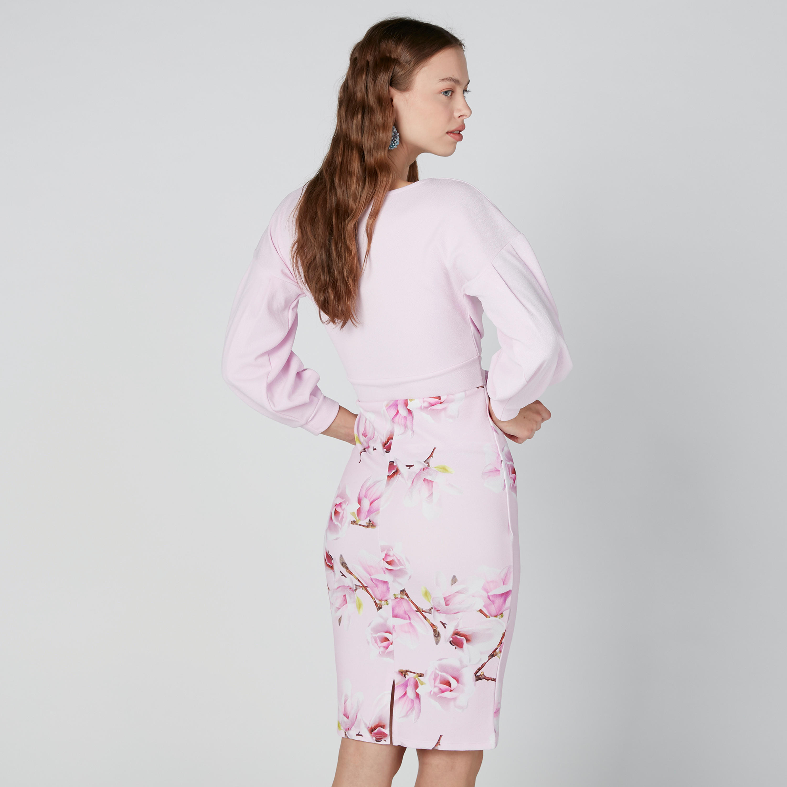 فستان متوسط الطول بقصّة ضيّقة وأكمام طويلة وطبعات زهرية-women-clothing-dresses-image-2