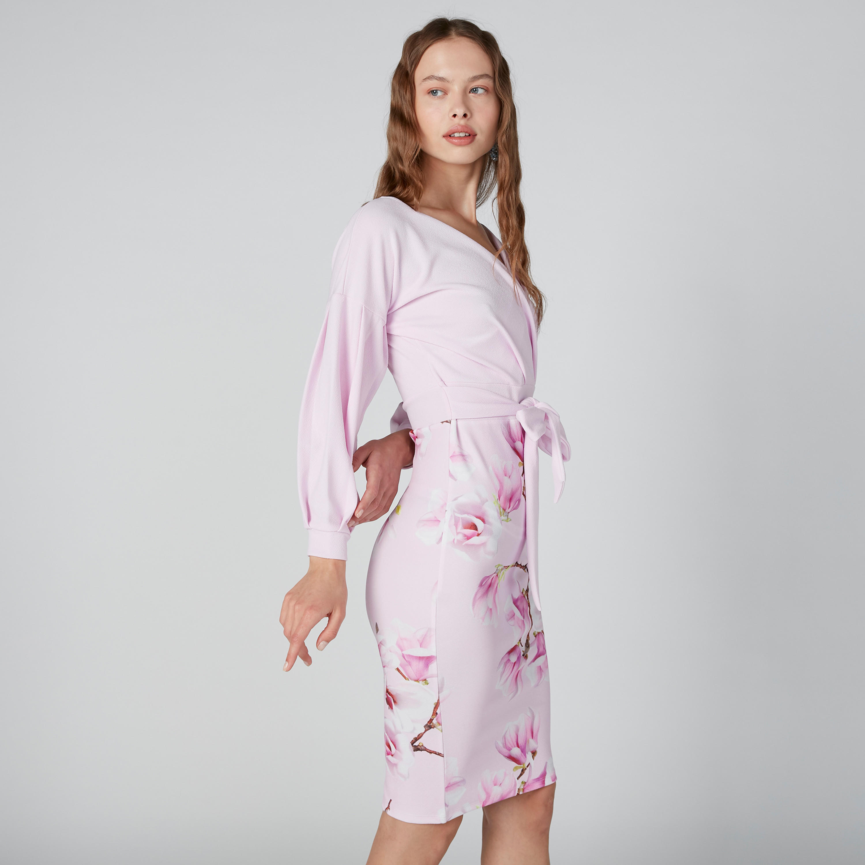 فستان متوسط الطول بقصّة ضيّقة وأكمام طويلة وطبعات زهرية-women-clothing-dresses-image-4
