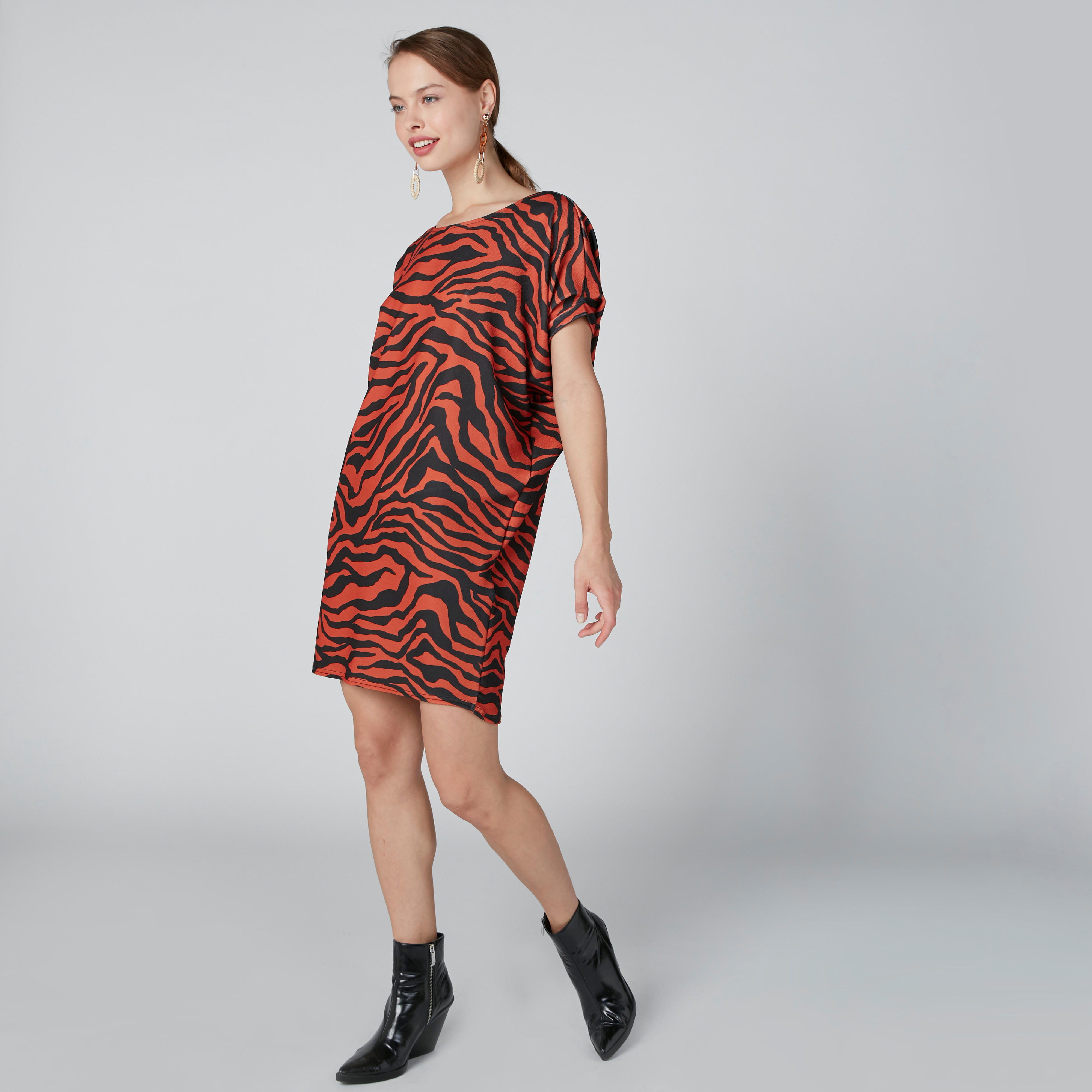 فستان متوسط الطول بأكمام قصيرة وطبعات-women-clothing-dresses-image-4