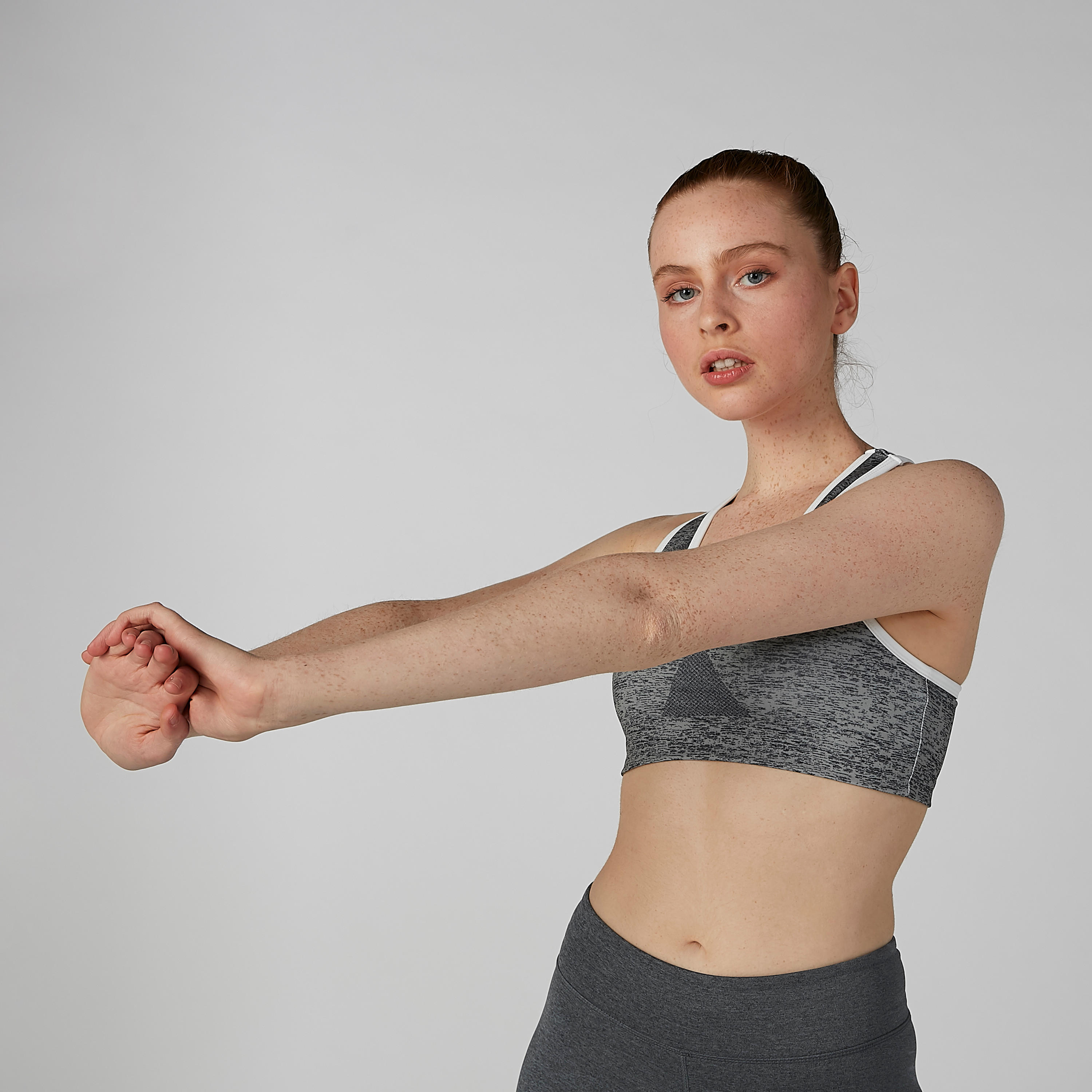 صدريّة رياضيّة بياقة عميقة وظهر ريسر وطبعات-sports-women-clothing-sportsbras-image-1