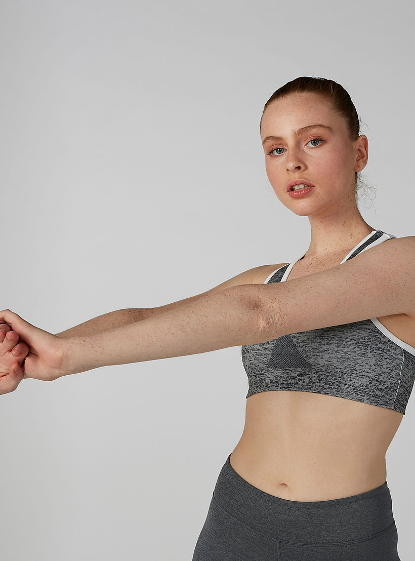 صدريّة رياضيّة بياقة عميقة وظهر ريسر وطبعات-sports-women-clothing-sportsbras-image-1