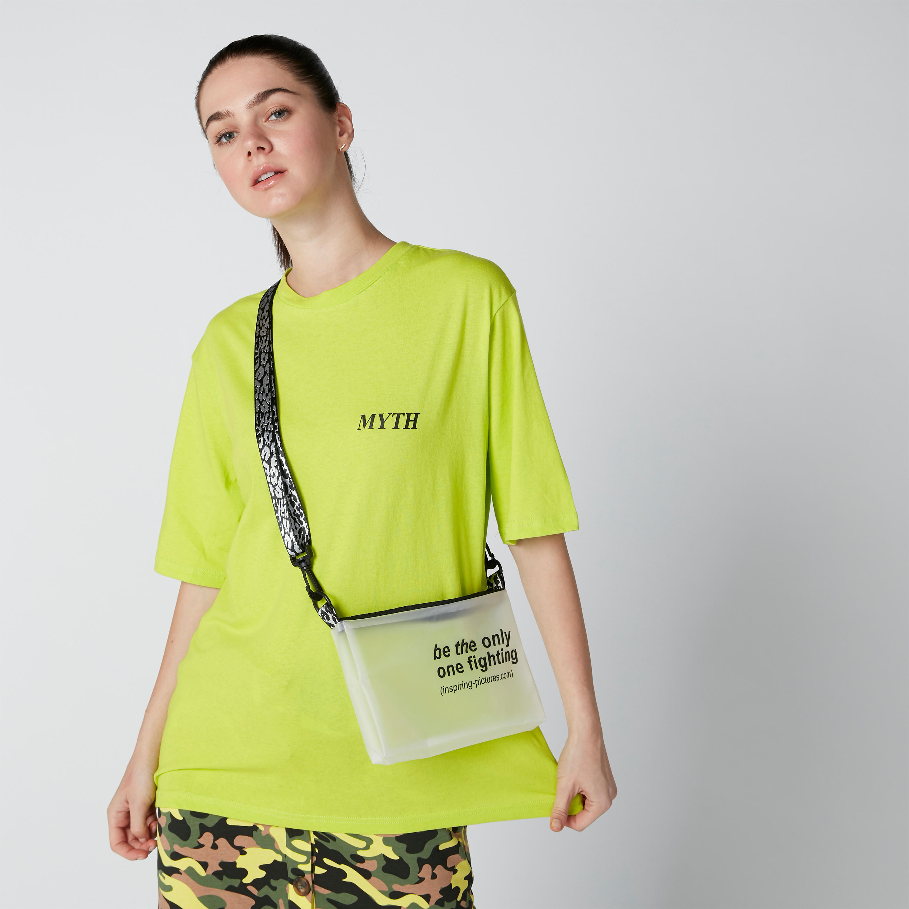 تيشيرت بياقة مستديرة وأكمام قصيرة وطبعات نصيّة-women-clothing-tshirts-image-1