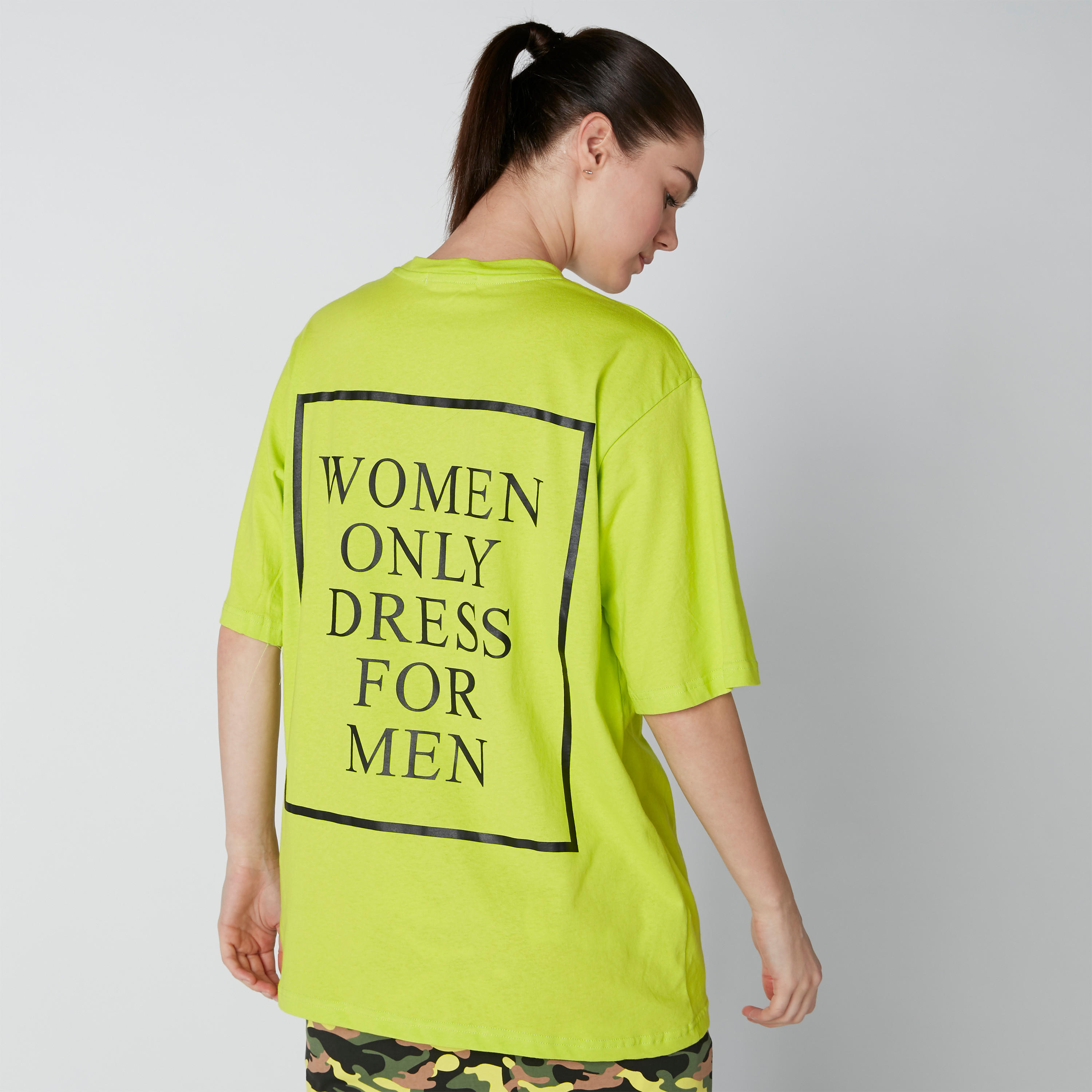 تيشيرت بياقة مستديرة وأكمام قصيرة وطبعات نصيّة-women-clothing-tshirts-image-2