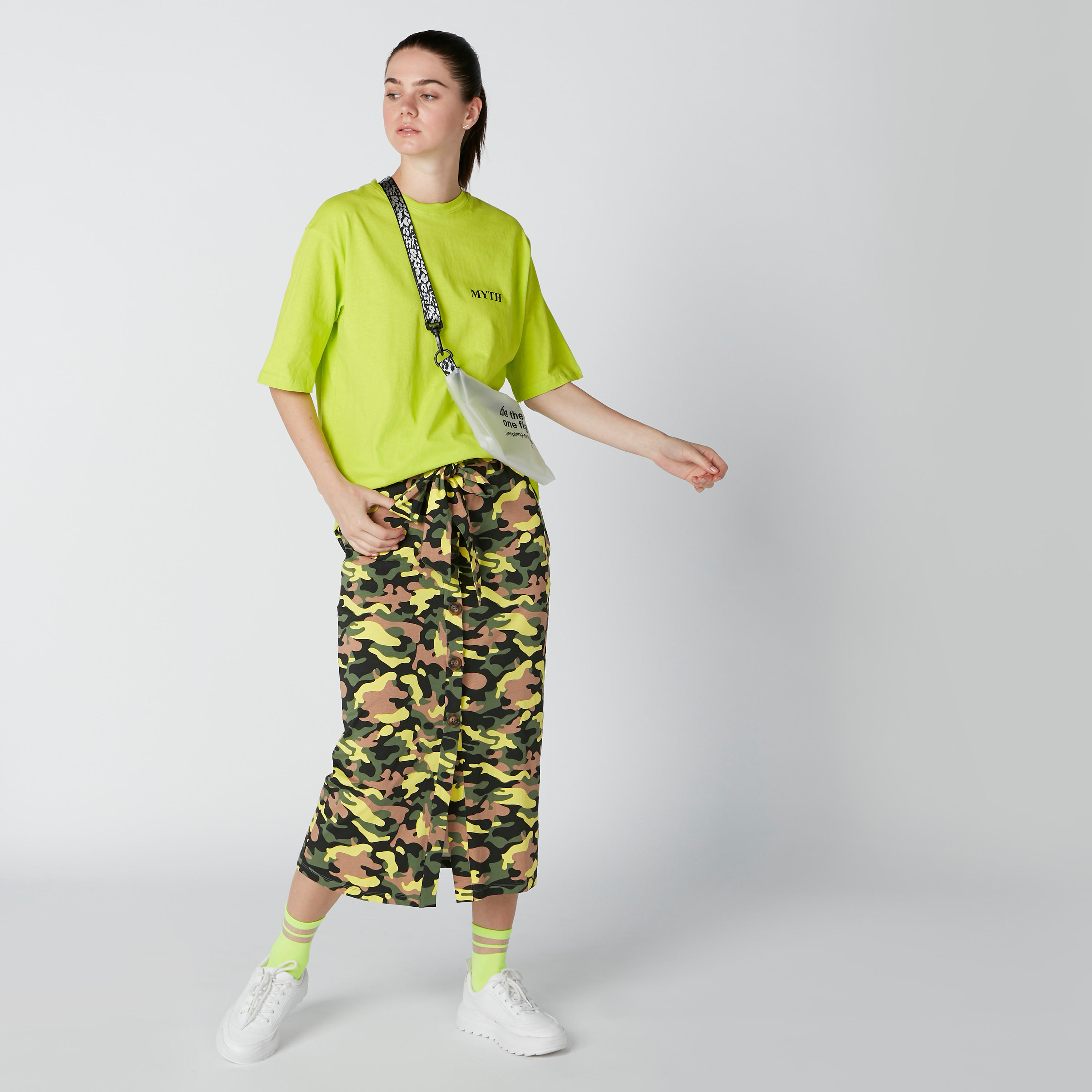 تيشيرت بياقة مستديرة وأكمام قصيرة وطبعات نصيّة-women-clothing-tshirts-image-3