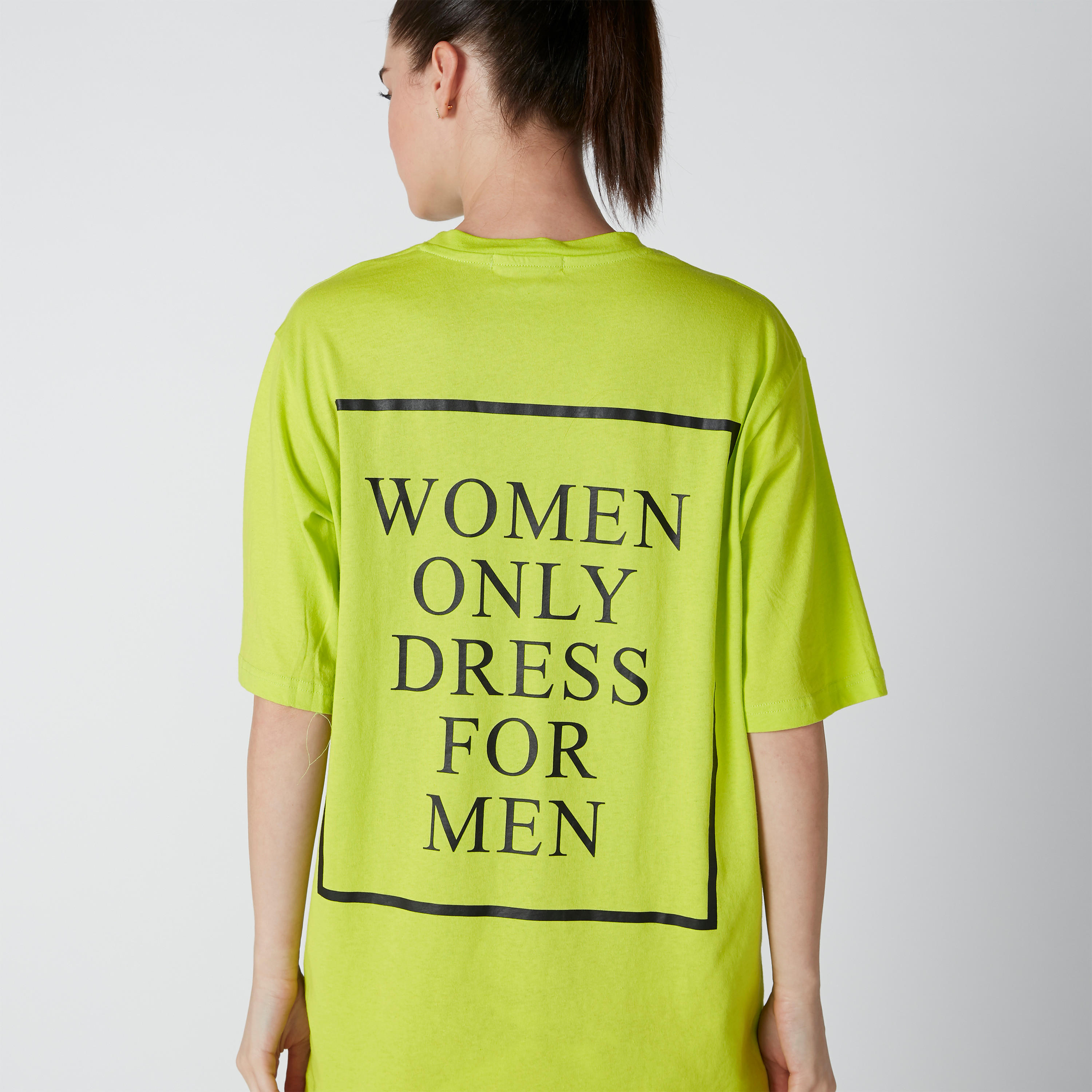 تيشيرت بياقة مستديرة وأكمام قصيرة وطبعات نصيّة-women-clothing-tshirts-image-4