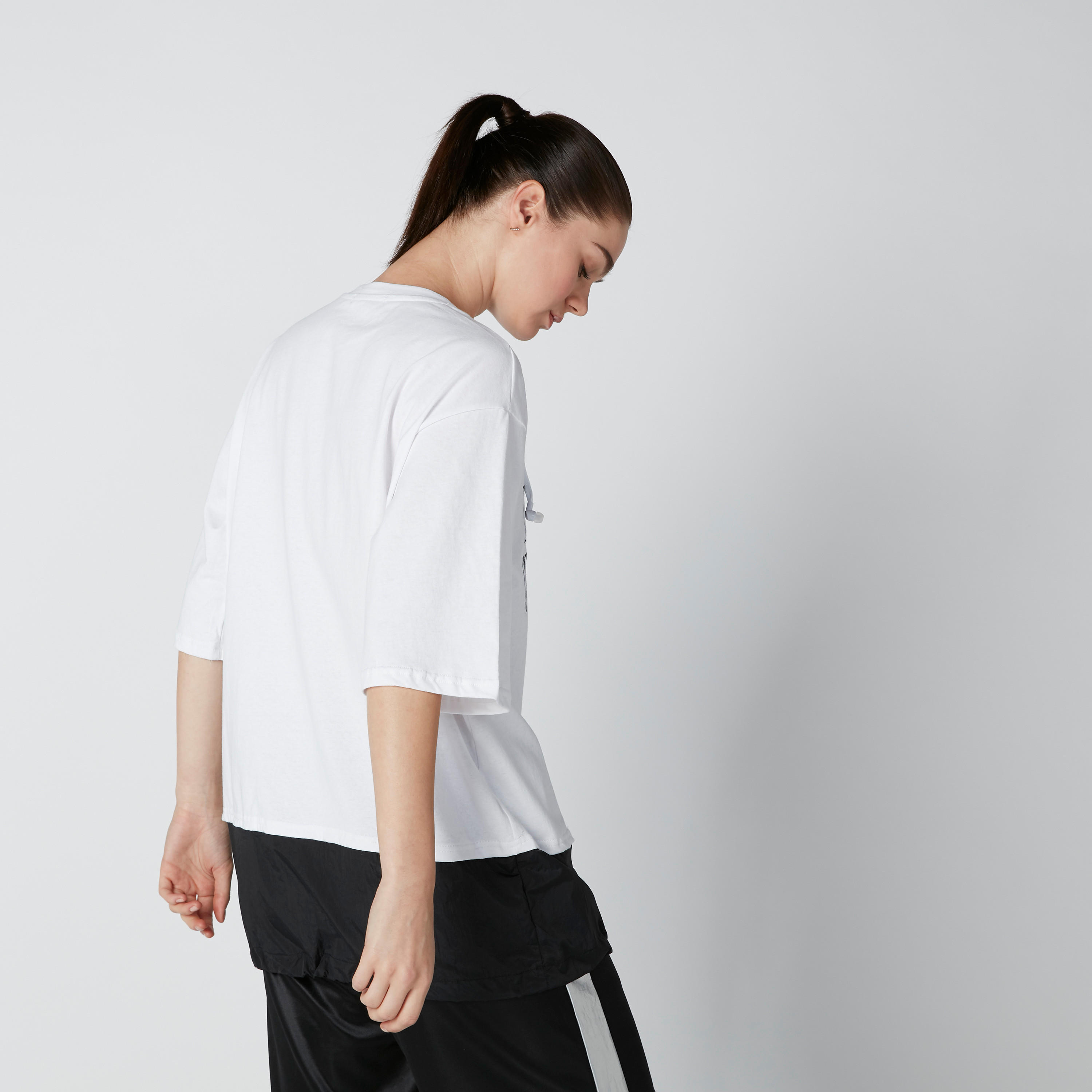 تيشيرت بقصّة عادية وأكتاف منسدلة وطبعات-women-clothing-tshirts-image-2