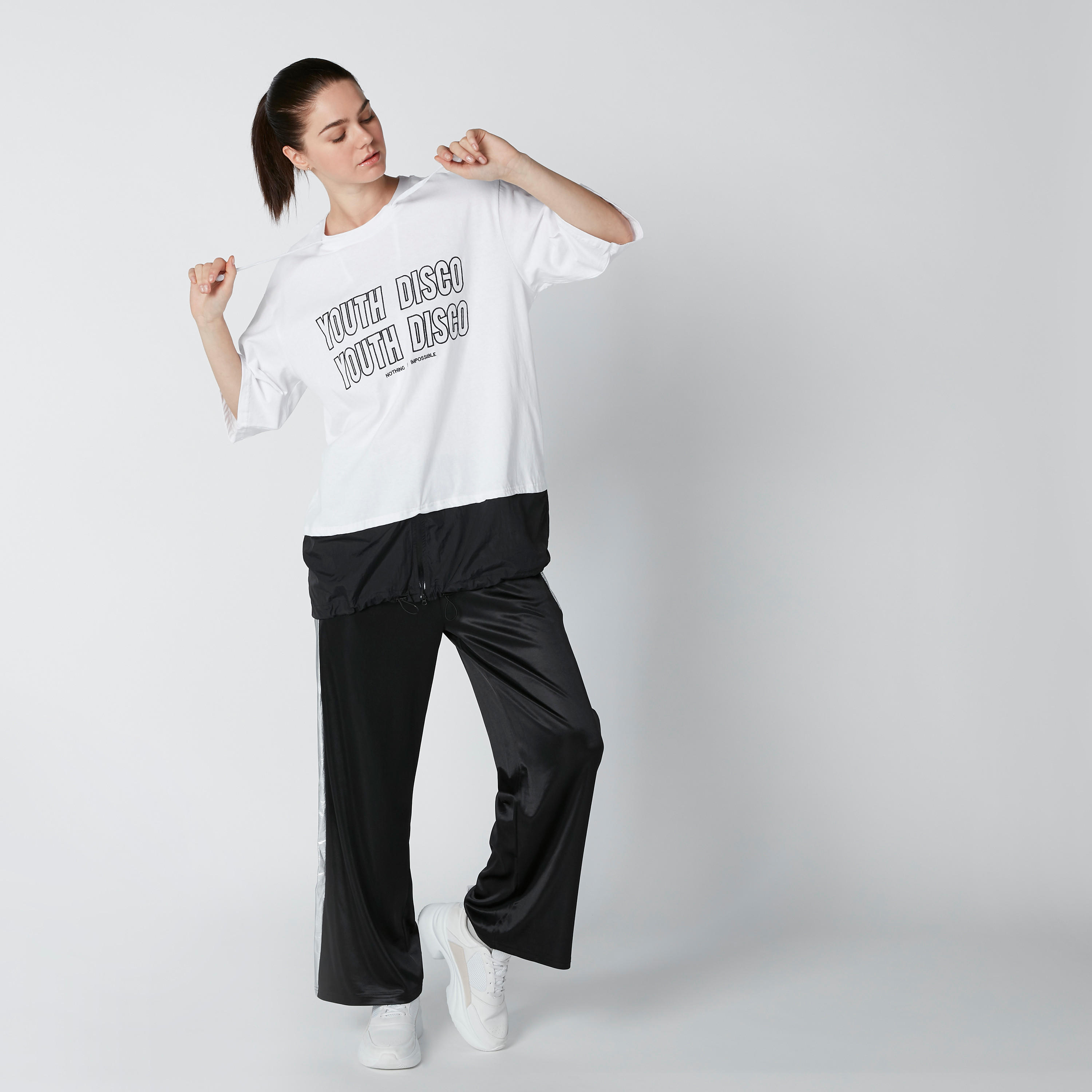 تيشيرت بقصّة عادية وأكتاف منسدلة وطبعات-women-clothing-tshirts-image-3