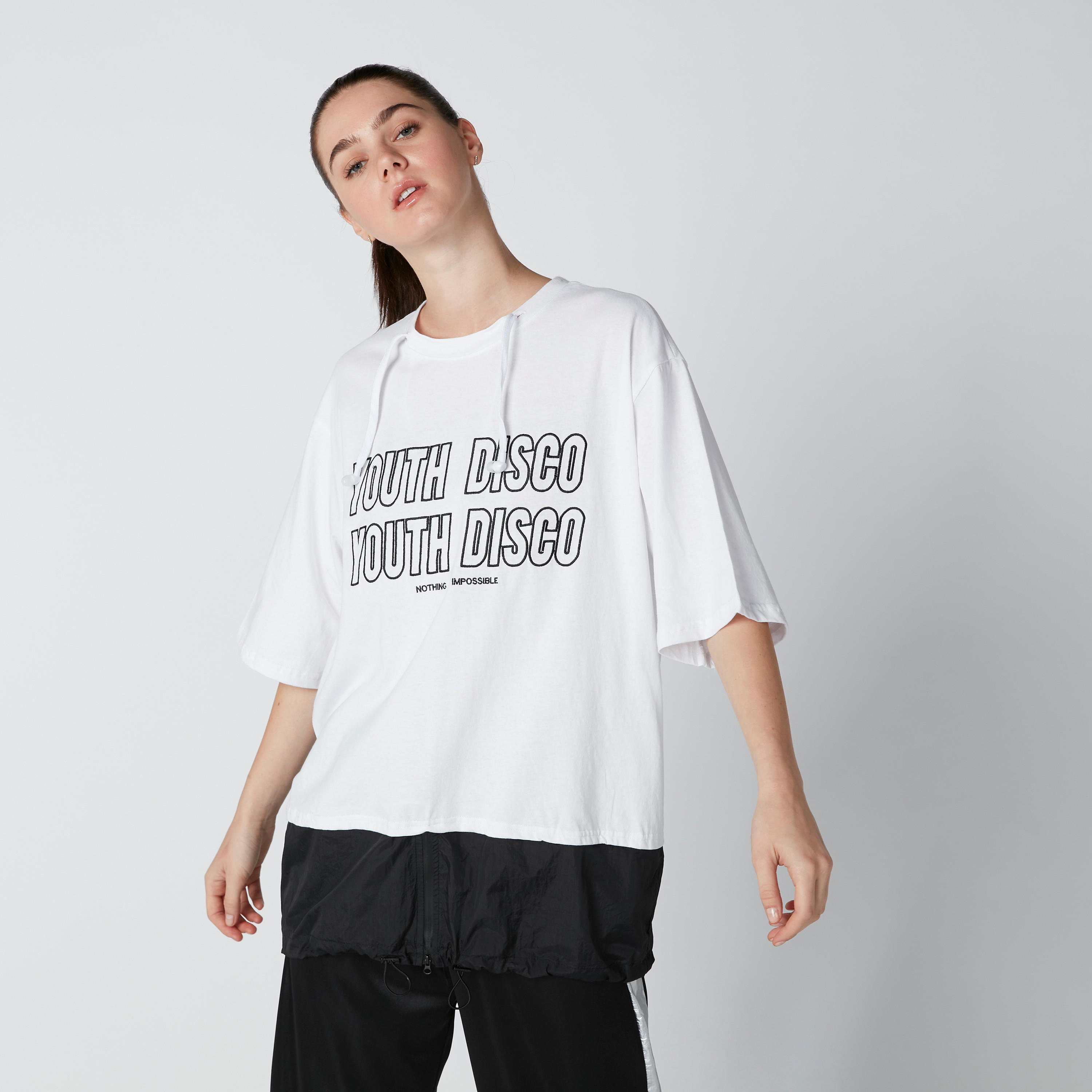تيشيرت بقصّة عادية وأكتاف منسدلة وطبعات-women-clothing-tshirts-image-4