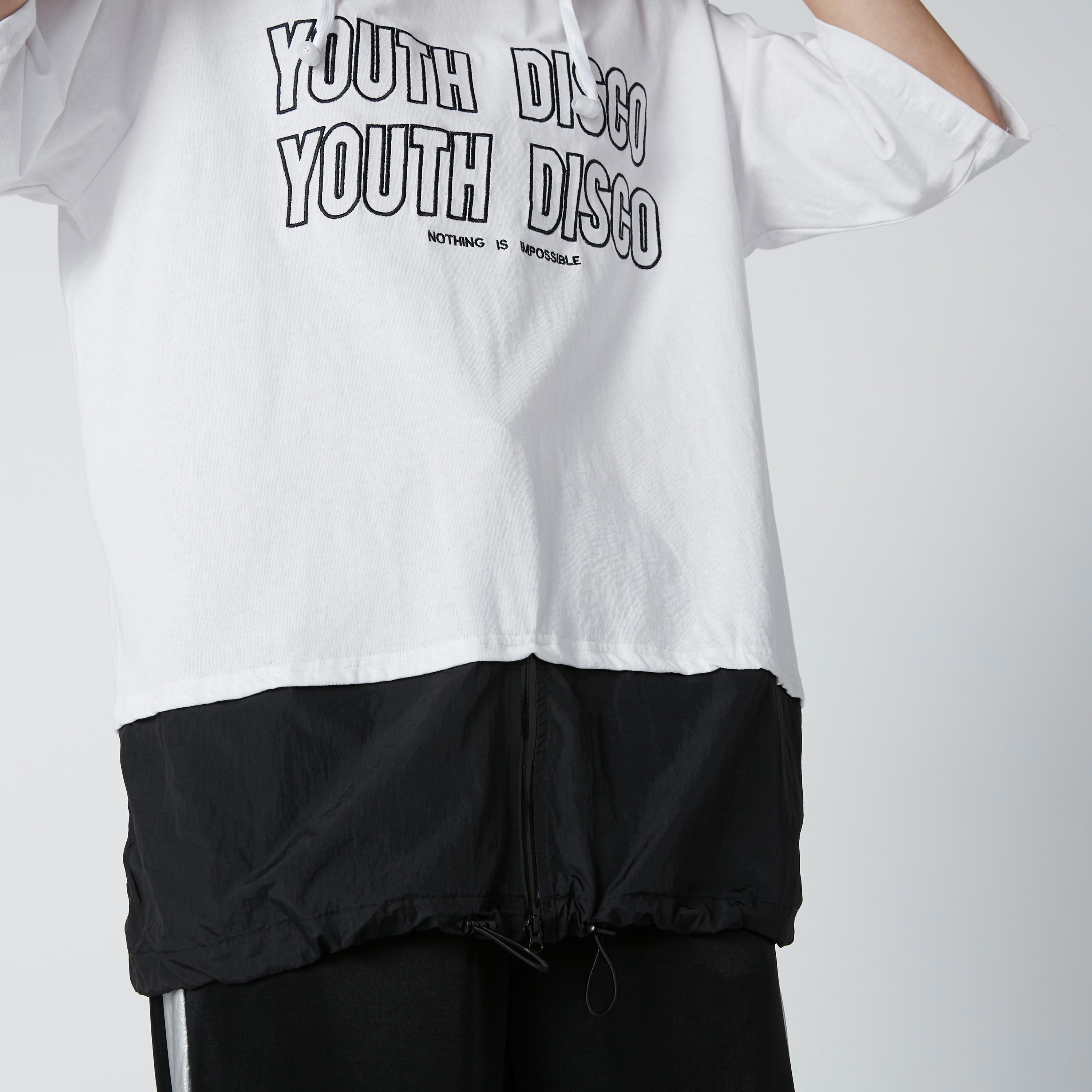 تيشيرت بقصّة عادية وأكتاف منسدلة وطبعات-women-clothing-tshirts-image-5
