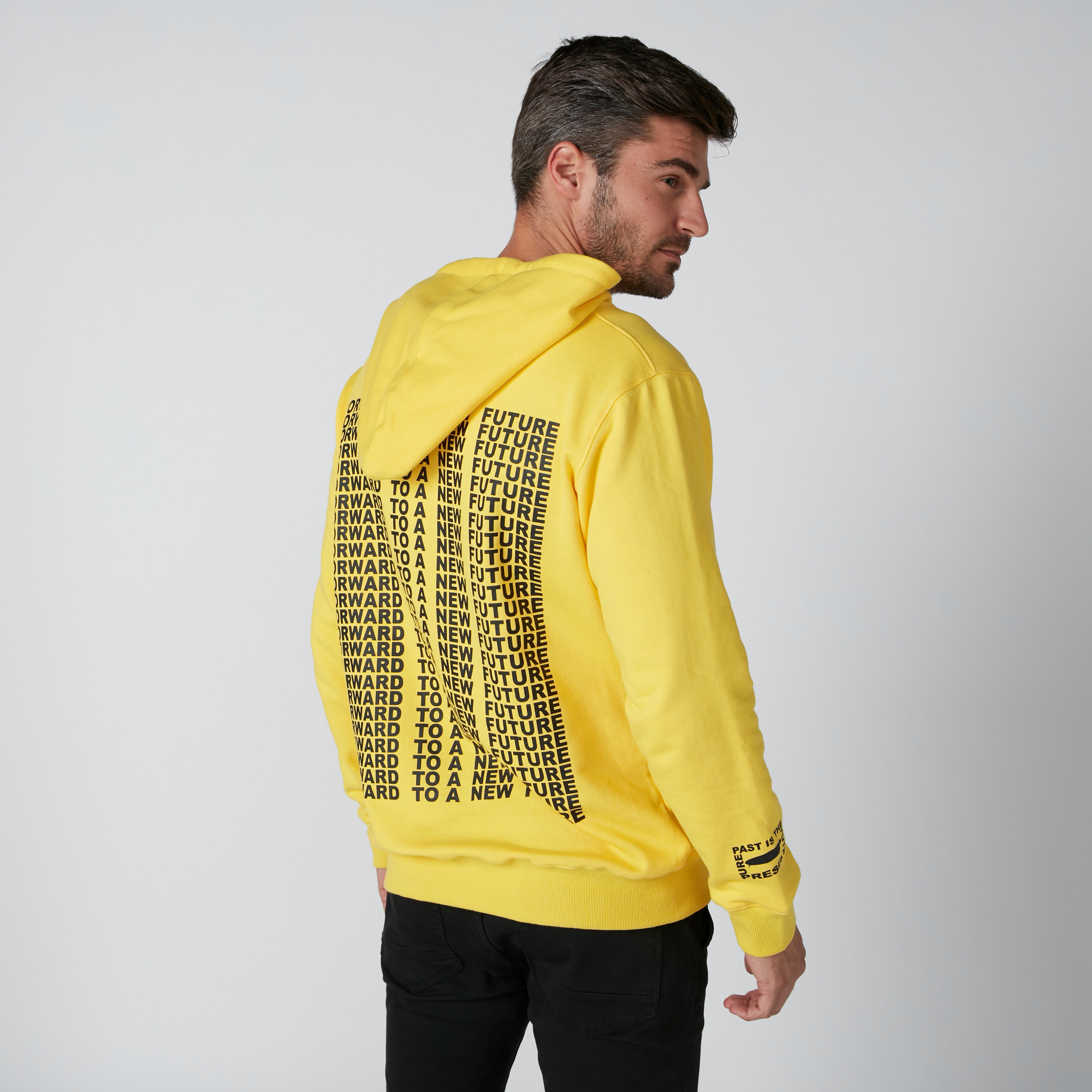 سويت شيرت بقبعة وأكمام طويلة وطبعات-men-winterwear-hoodiesandsweatshirts-image-2