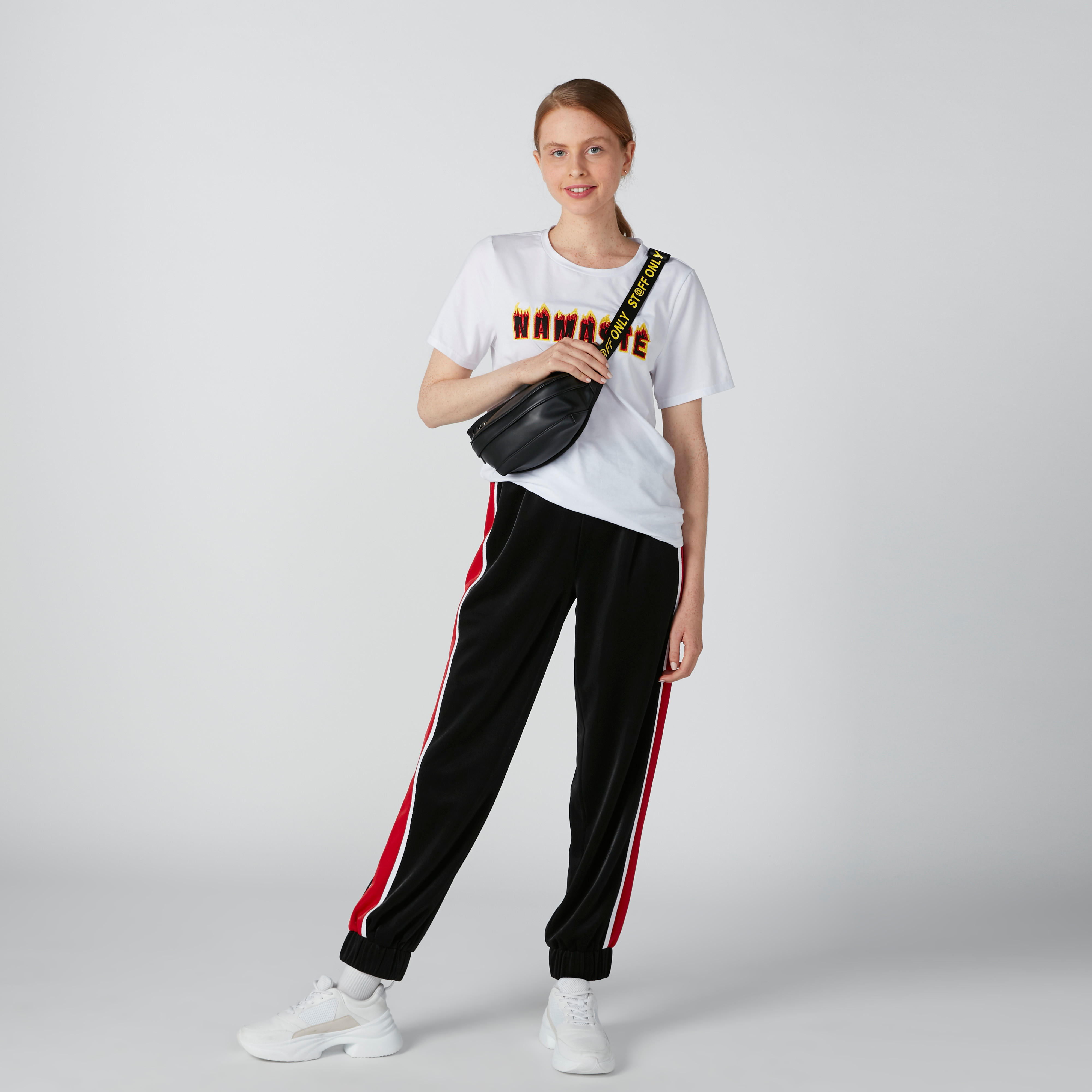 تيشيرت مطرّز بقصّة عادية وأكمام قصيرة-women-clothing-tshirts-image-2
