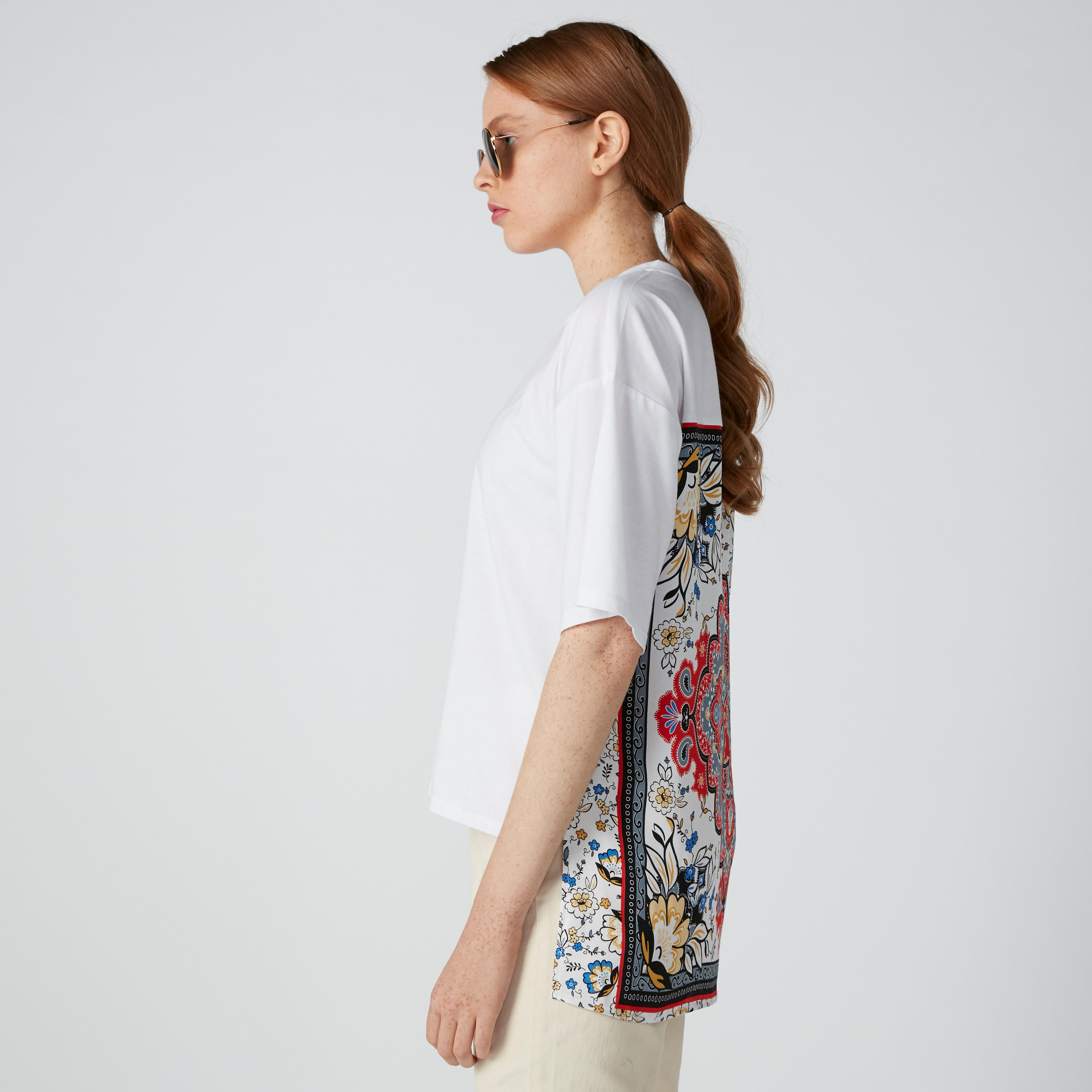بلوزة بأكتاف منسدلة وحوّاف غير مستوية وطبعات-women-clothing-tshirts-image-3
