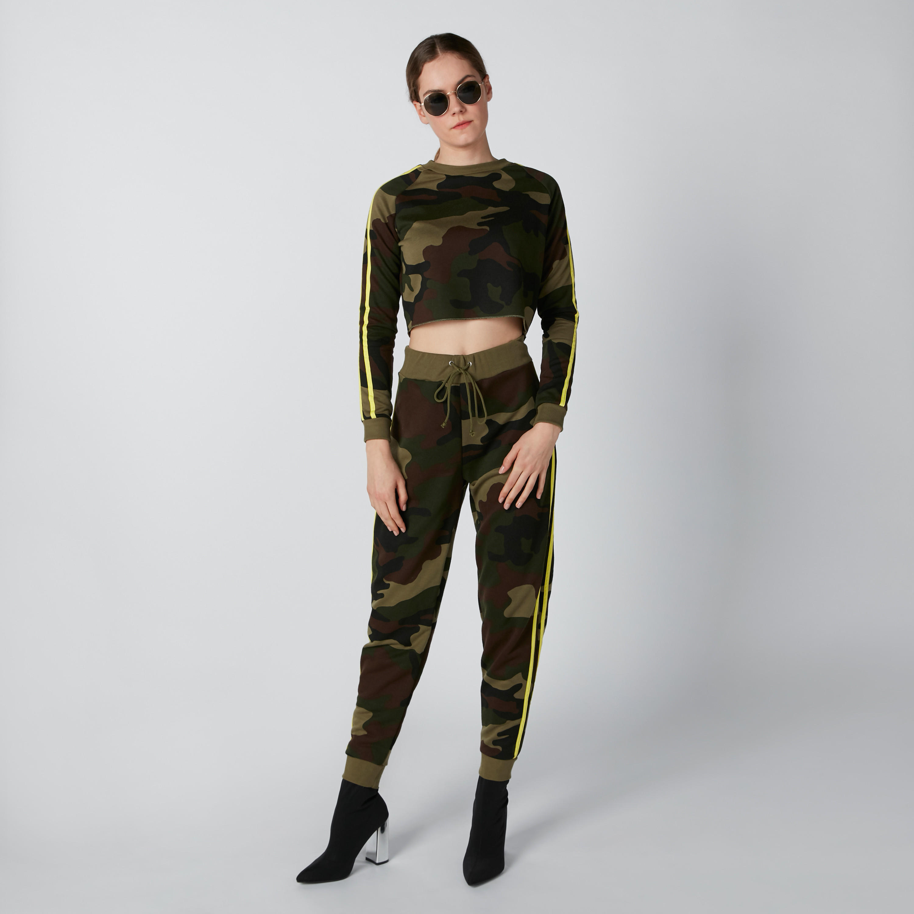بنطال رياضي برباط وشريطة وطبعات مموّهة-women-clothing-bottoms-joggers-image-1