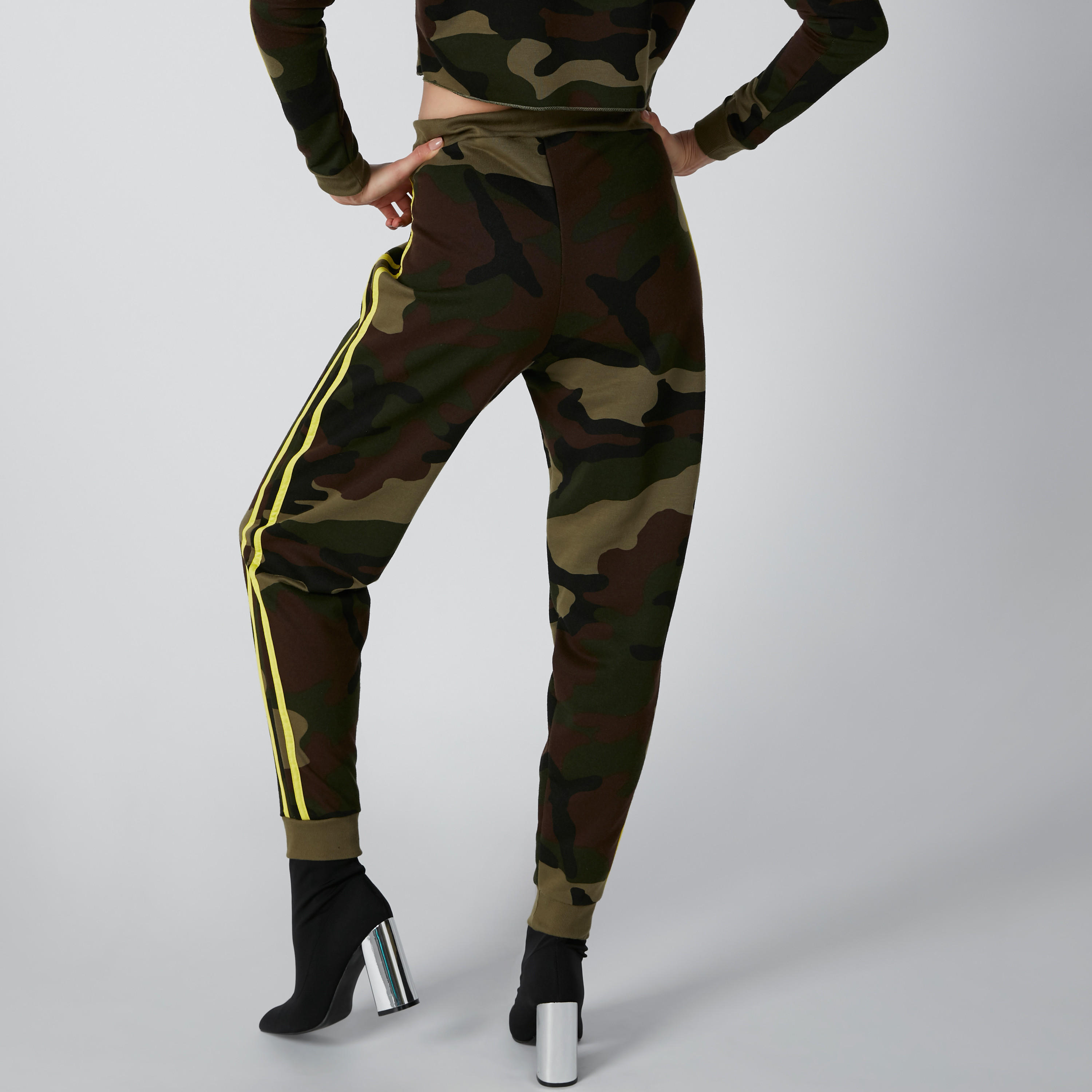 بنطال رياضي برباط وشريطة وطبعات مموّهة-women-clothing-bottoms-joggers-image-2