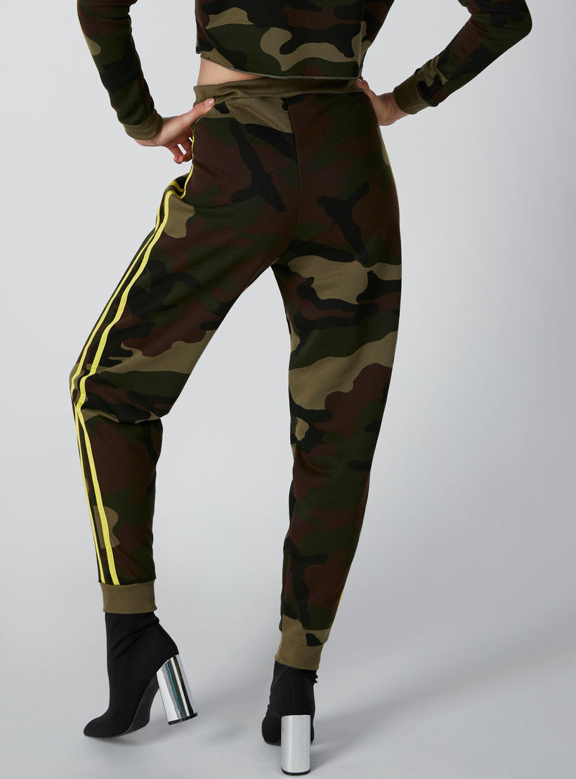 بنطال رياضي برباط وشريطة وطبعات مموّهة-women-clothing-bottoms-joggers-image-2