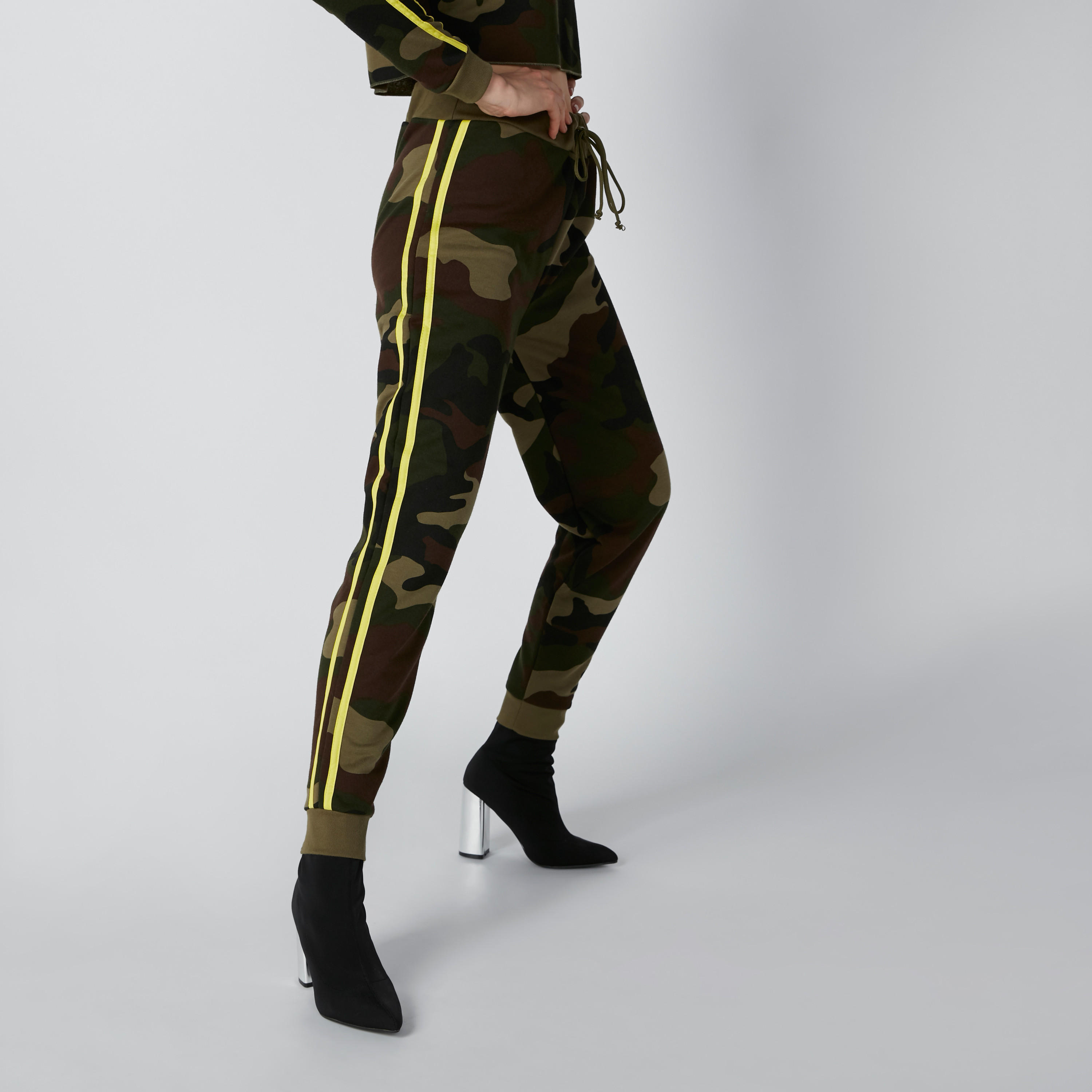 بنطال رياضي برباط وشريطة وطبعات مموّهة-women-clothing-bottoms-joggers-image-3