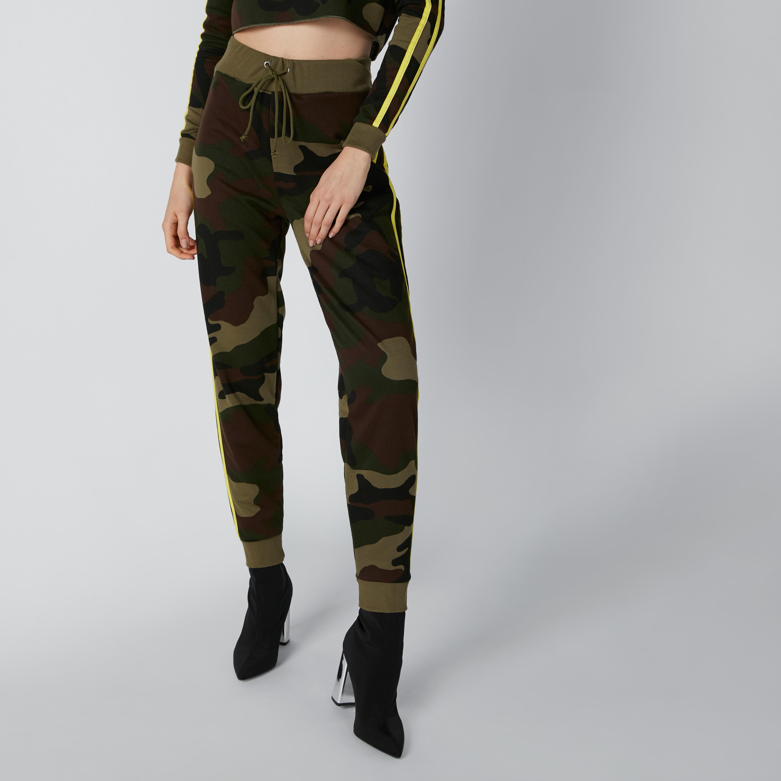 بنطال رياضي برباط وشريطة وطبعات مموّهة-women-clothing-bottoms-joggers-image-4