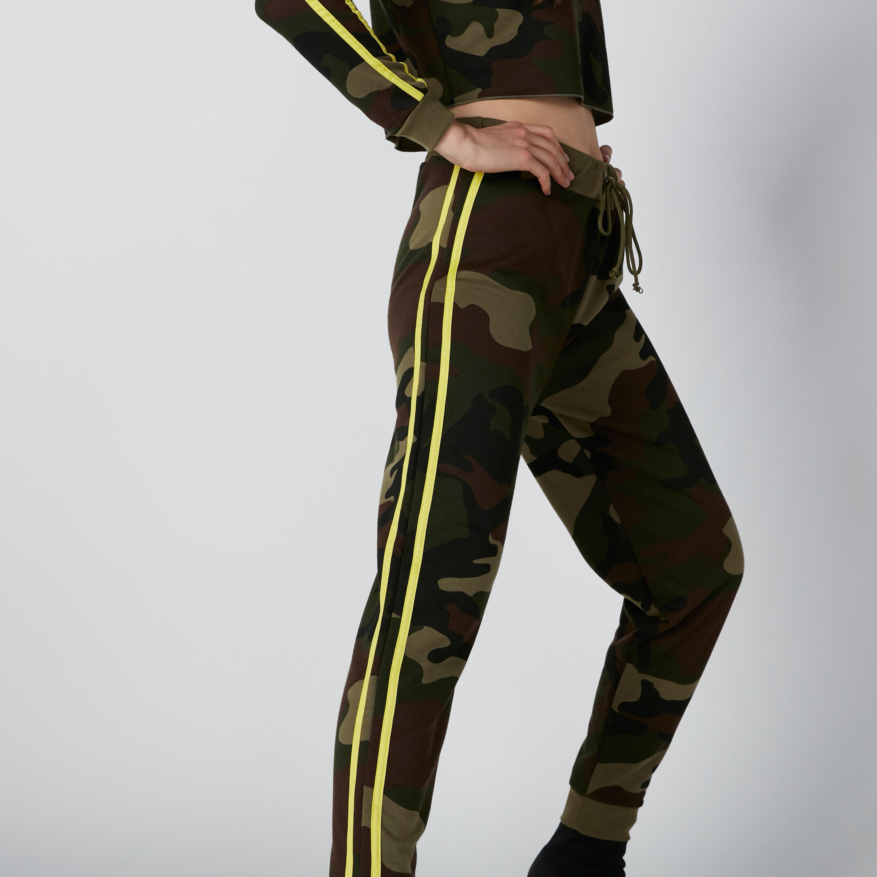 بنطال رياضي برباط وشريطة وطبعات مموّهة-women-clothing-bottoms-joggers-image-5