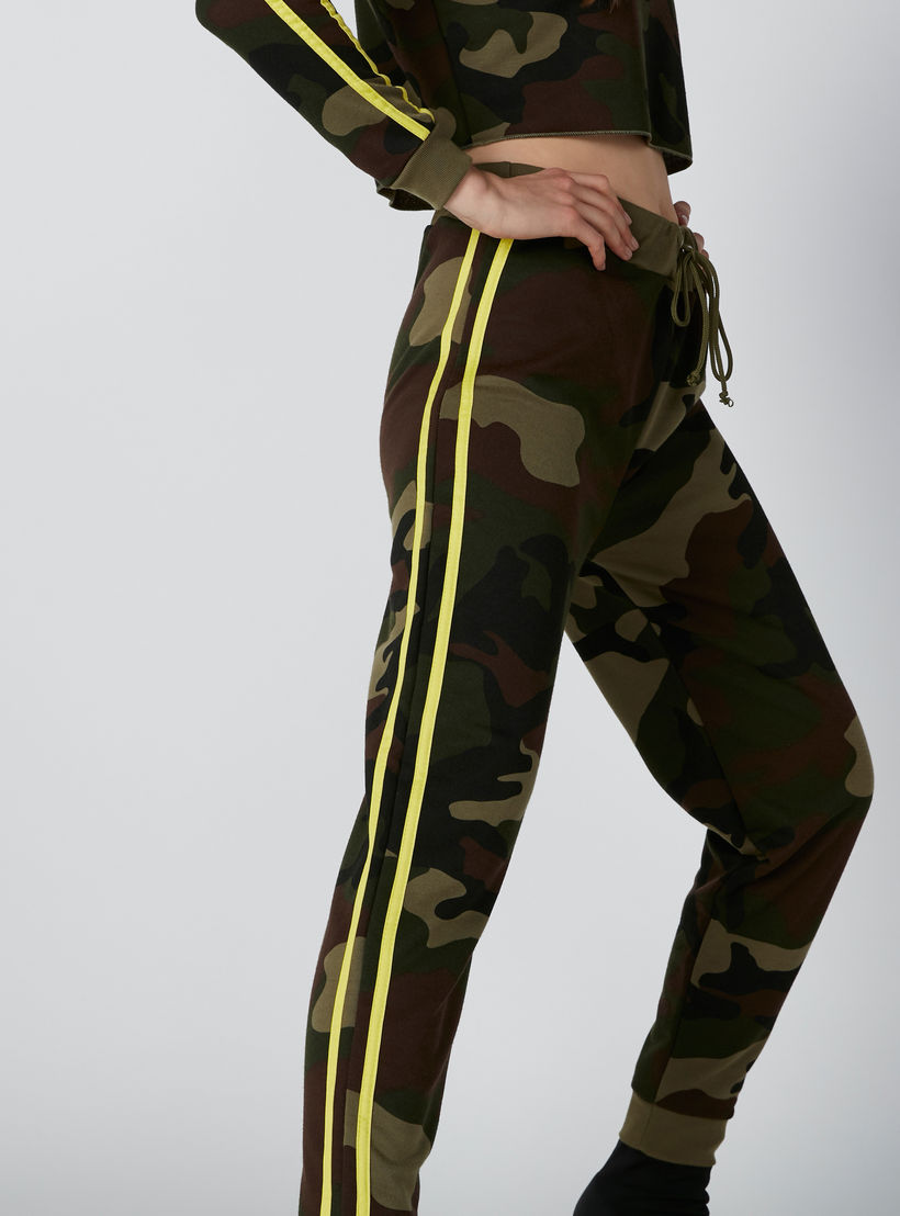 بنطال رياضي برباط وشريطة وطبعات مموّهة-women-clothing-bottoms-joggers-image-5