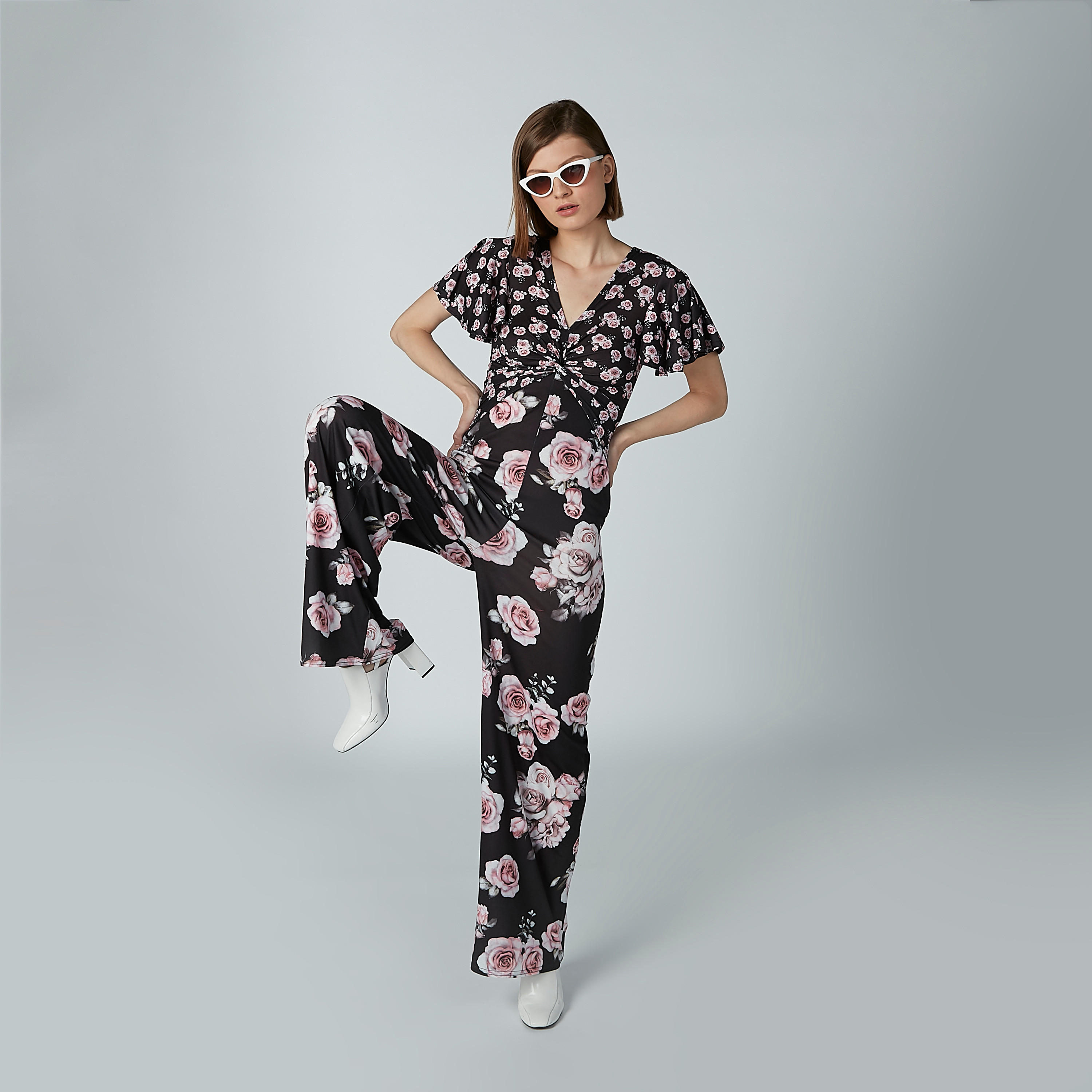 أفرول بأكمام قصيرة وطبعات زهرية-women-clothing-jumpsuits-image-1
